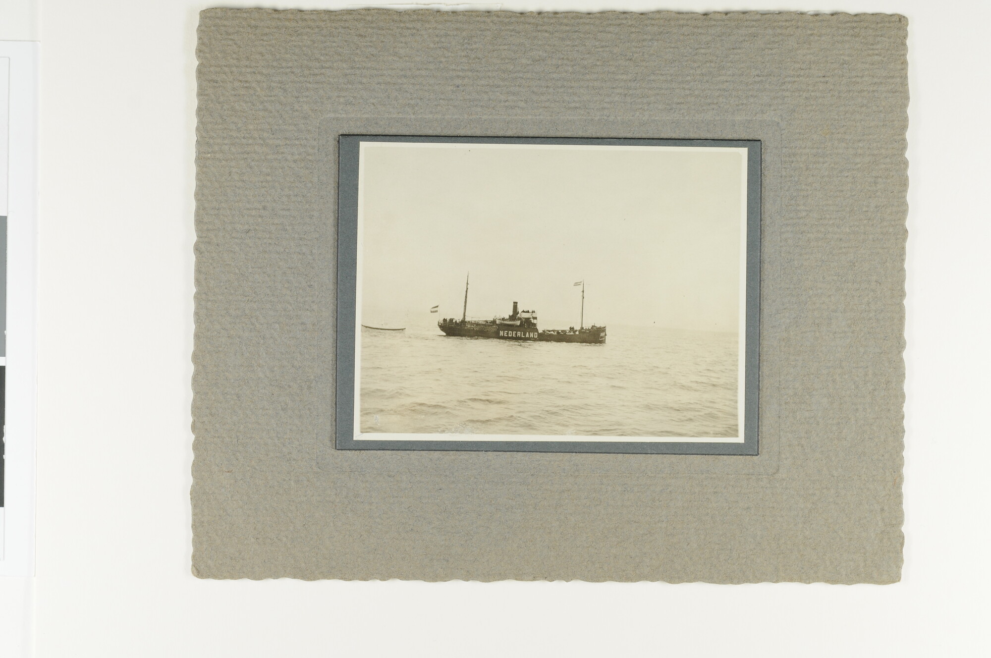 S.6952(19)41; Het vrachtschip ss. 'Breda' uit Rotterdam, met 150 geredden van het getorpedeerde passagiersschip ss. 'Tubantia' van de KHL aan boord; foto