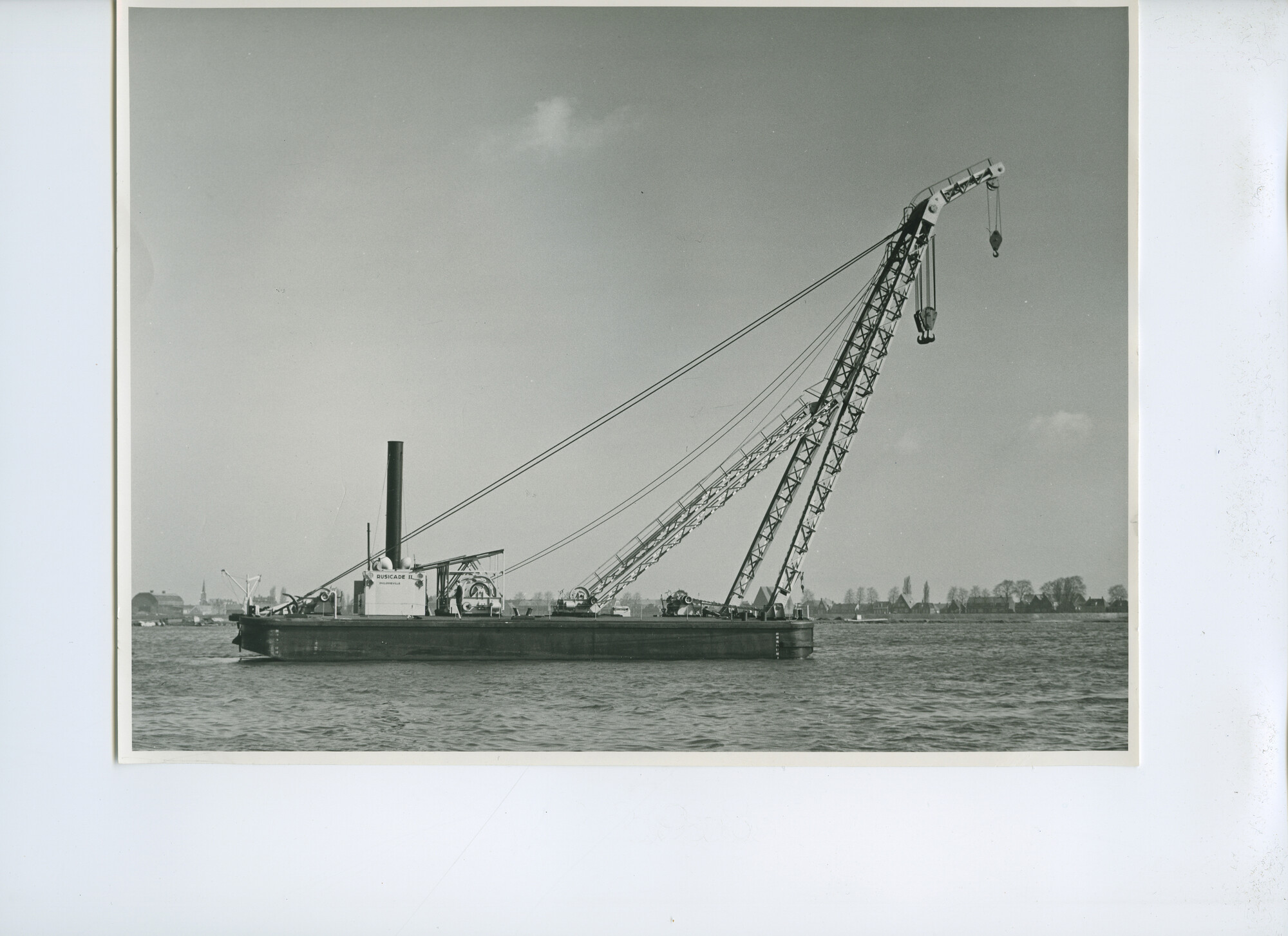 S.5621(01)0719; Foto van 100 tons drijvende bok (rechts zijaanzicht), bouwjaar 1953.; foto