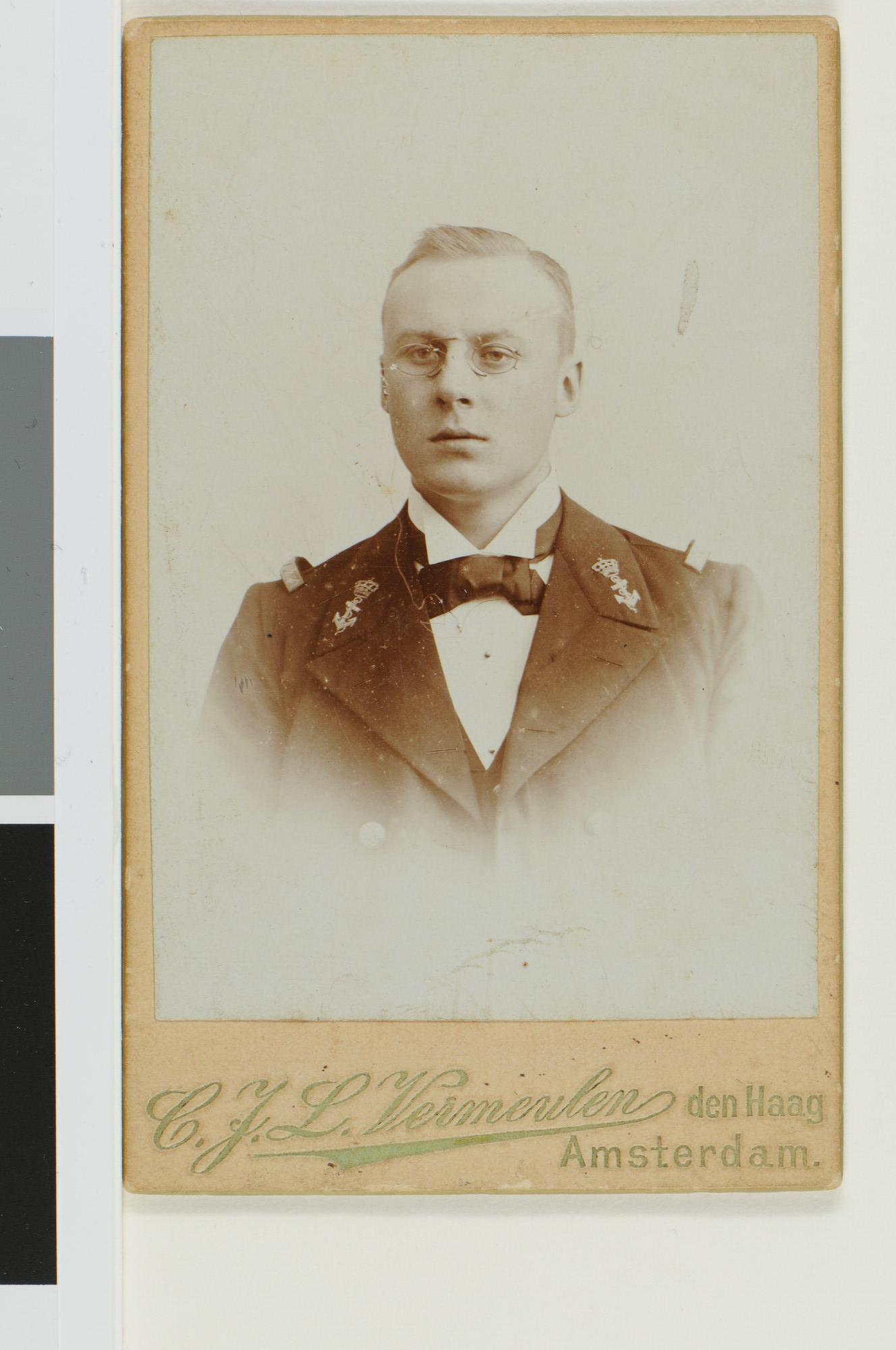 1999.1329; Portretfoto van W.J. Janssens (1877-1942), luitenant ter zee; foto