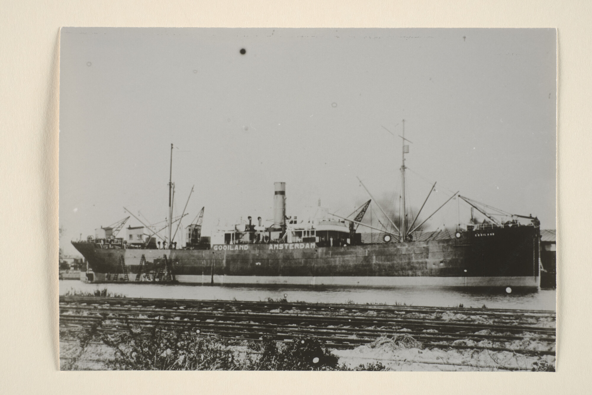 1995.5476; Het vrachtschip ss. Gooiland van de Koninklijke Hollandsche Lloyd in een haven; foto