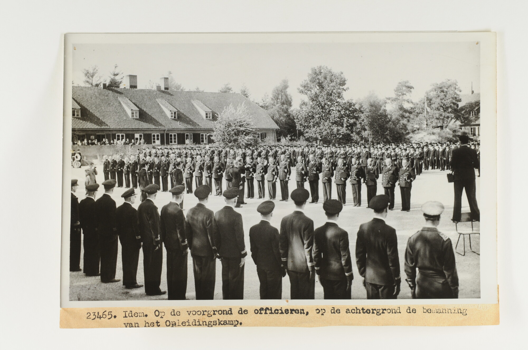 1993.1088; Beëdiging van 29 marine (vak-) officieren in het Marine Opleidingskamp in Hilversum door sbn; foto