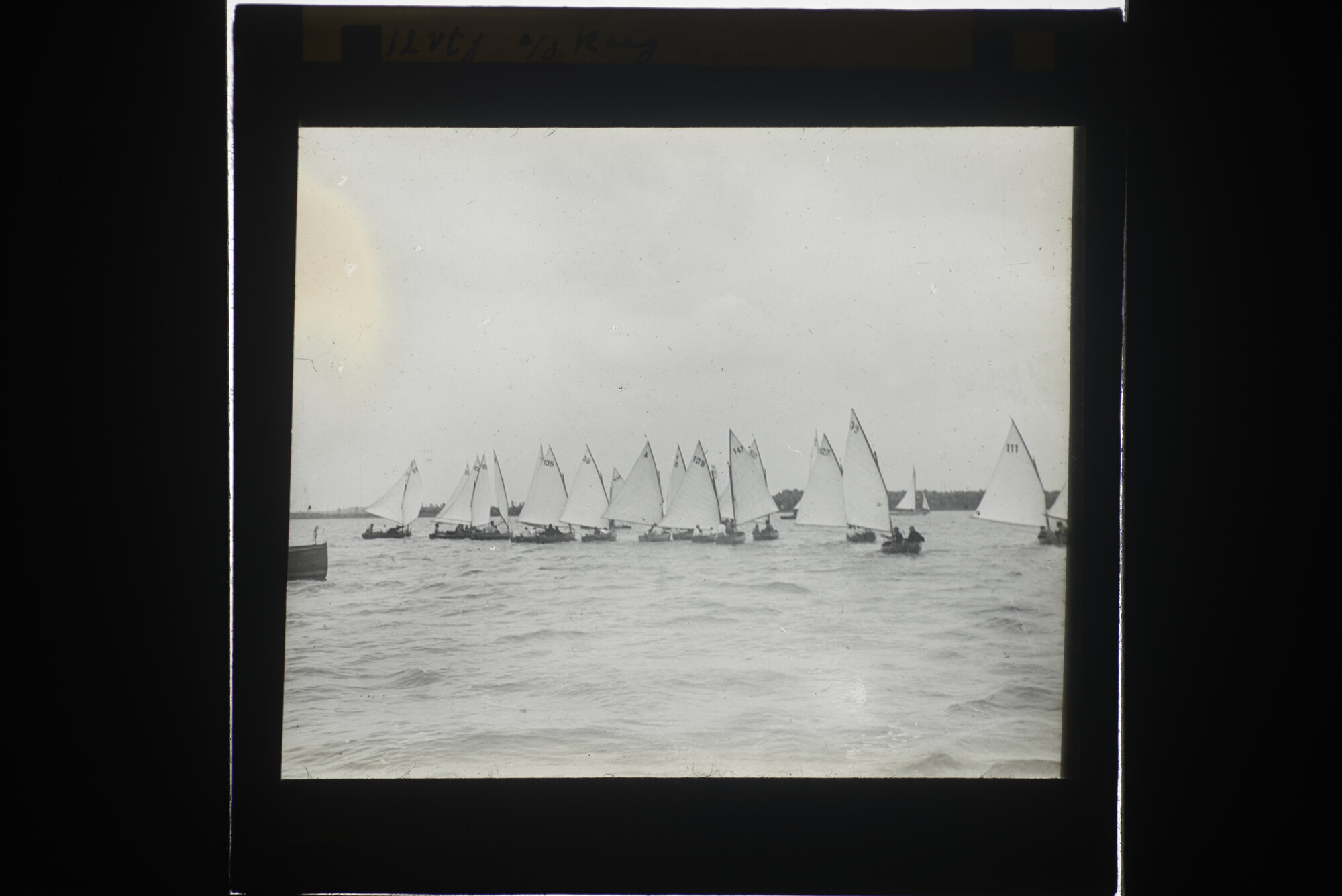 2014.0606; Vijftig lantaarnplaatjes met afbeeldingen van de Nederlandse watersport 1900-1935; lantaarnplaatje