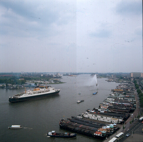 S.9100(6969); Dia van de veerboot ms. Koningin Juliana tijdens de viering van het [...]; diapositief