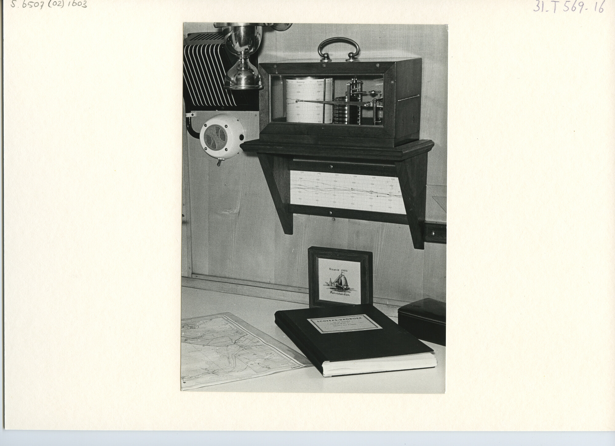 S.6507(02)1603.04; Zwart-wit foto van een barograaf aan boord van de lemsteraak Markab; foto