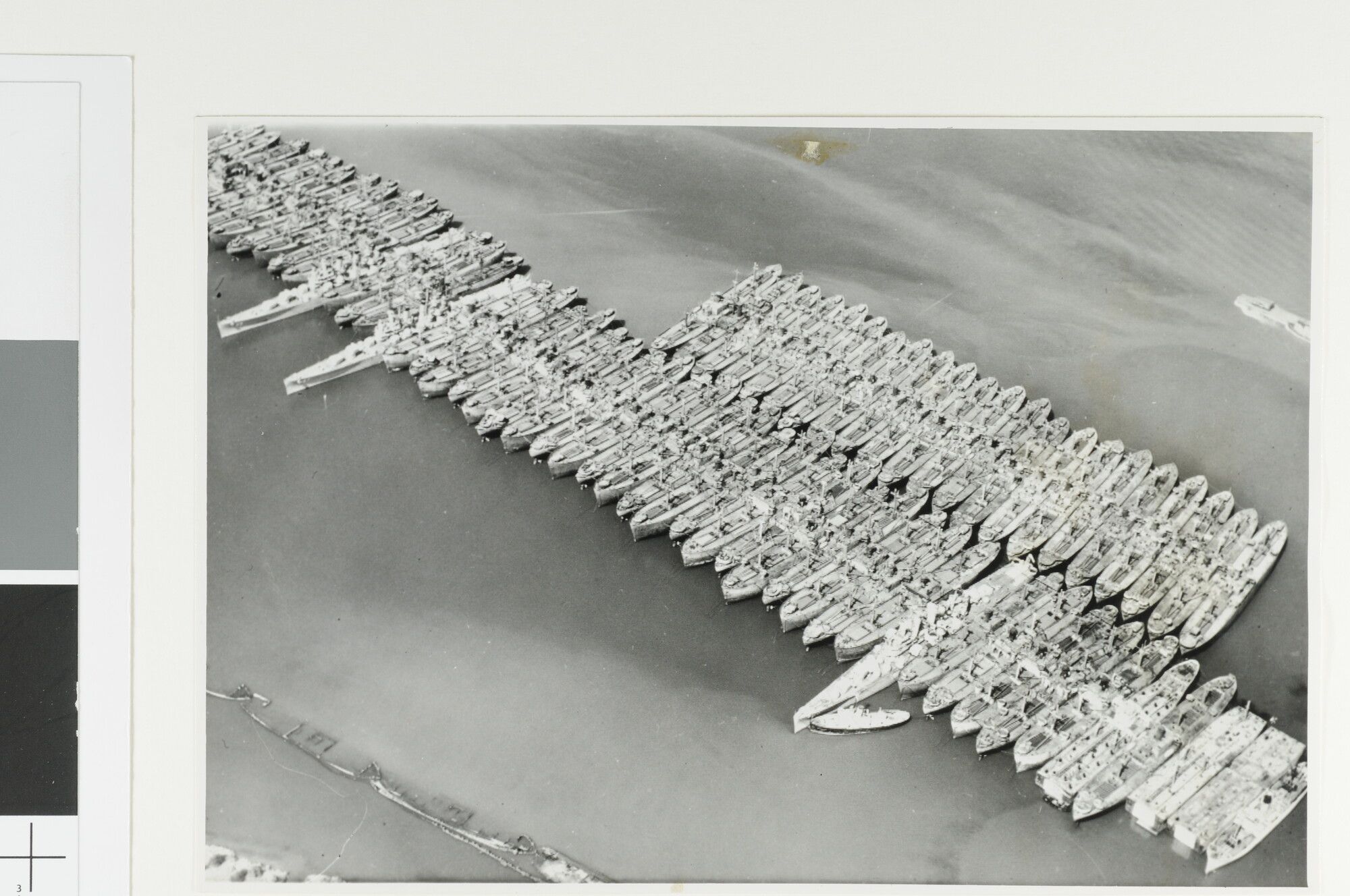 S.6408(1110); Luchtfoto van een scheepskerkhof bestaande uit ongeveer 70 schepen waaronder libertyschepen [...]; foto