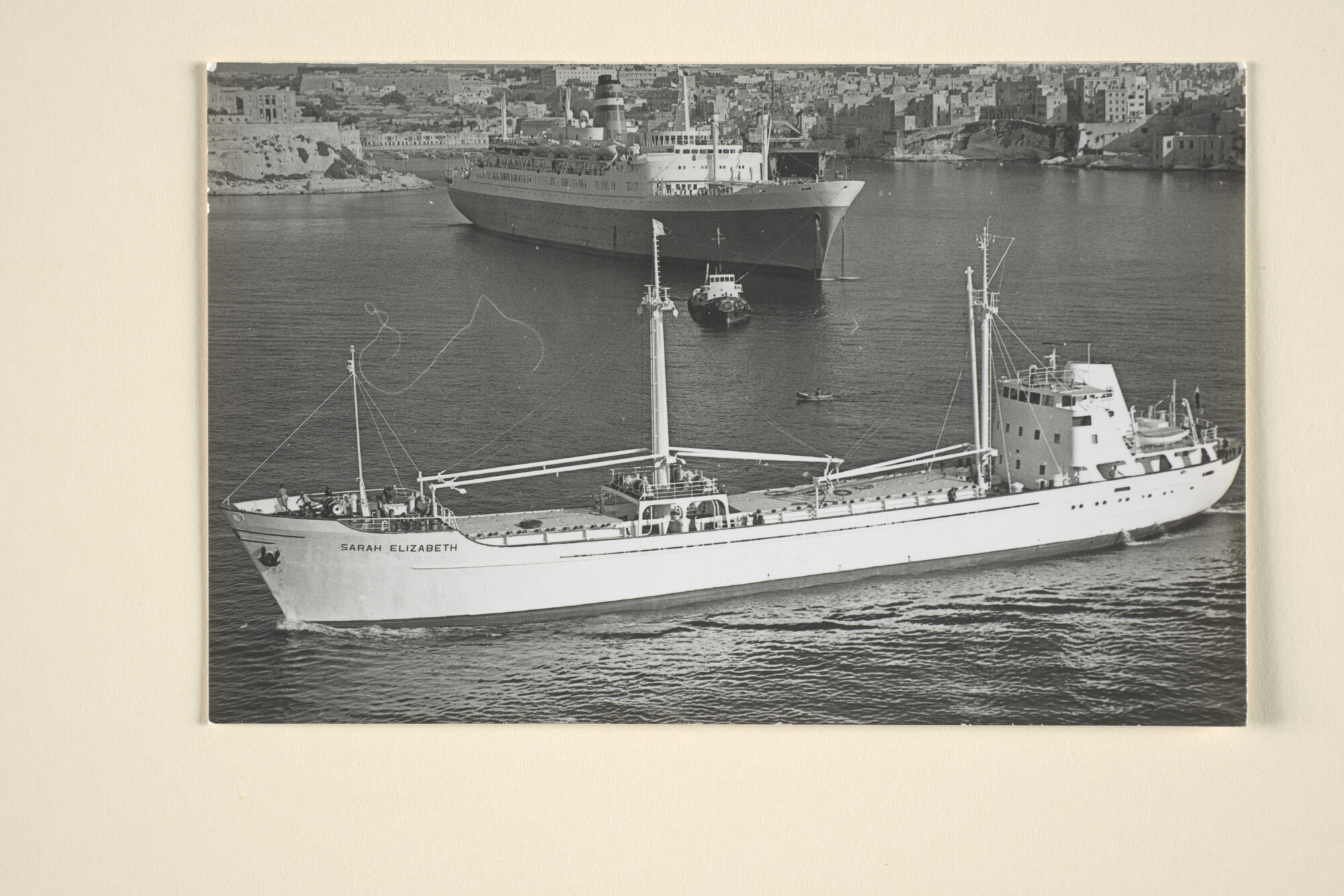 1996.1112; De coaster ms. 'Sarah Elisabeth' van Dammers & Van der Heide Scheepvaart Maatschappij verlaat de haven van Valetta (Malta); foto