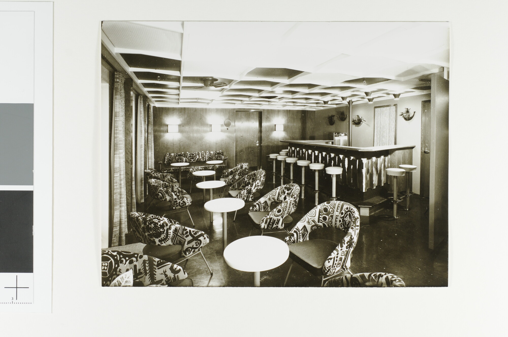 A.5023(01); Reproductiefoto's van het passagiersschip ms. 'Bolkoburg' en het scheepsinterieur ontworpen door H.P. Mutters & Zn; fotoreportage