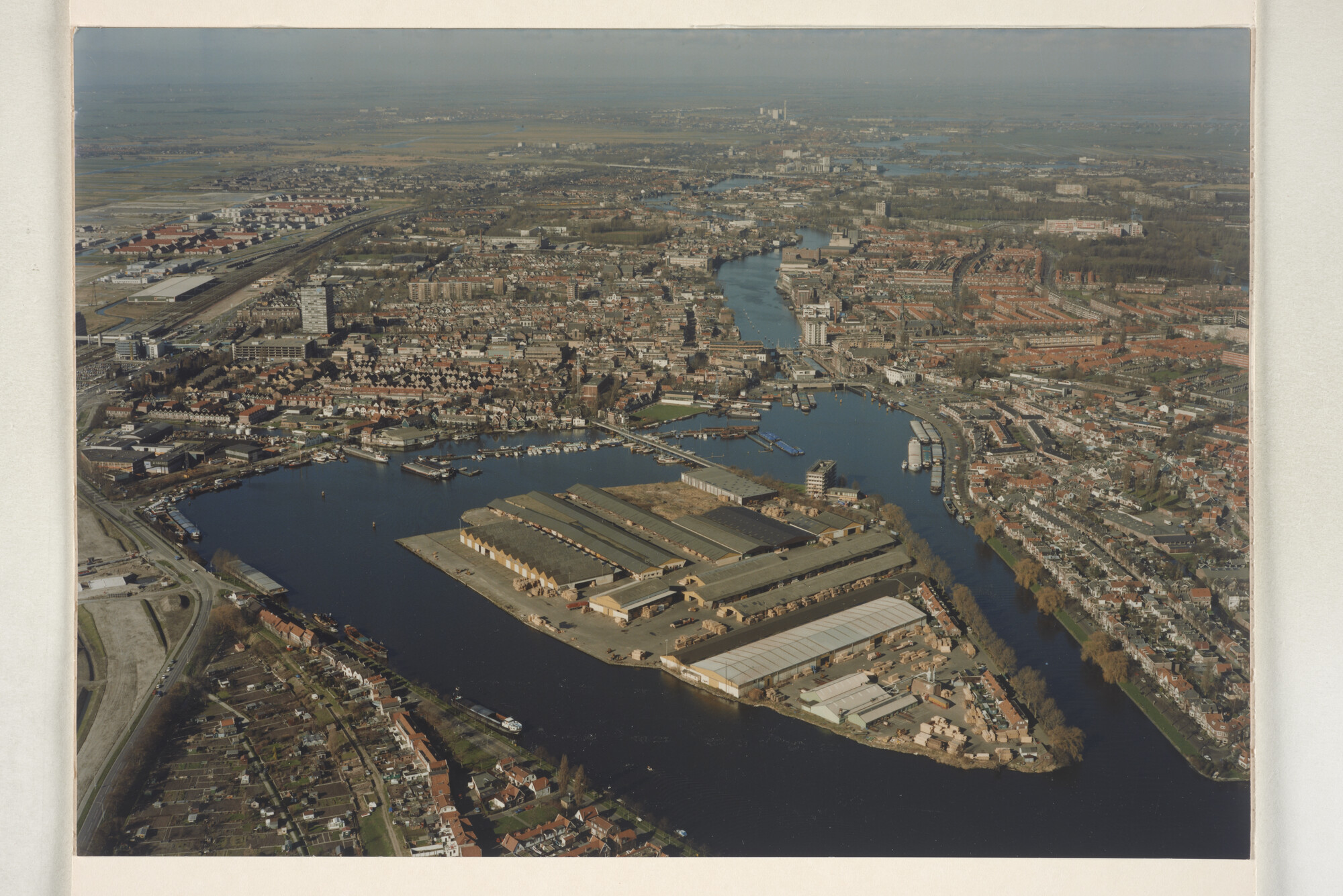 1998.0312; Een luchtfoto van Zaandam met op de voorgrond het Eiland in de Voorzaan met het complex van Houthandel Willem Pont (PontMeyer) [...]; foto