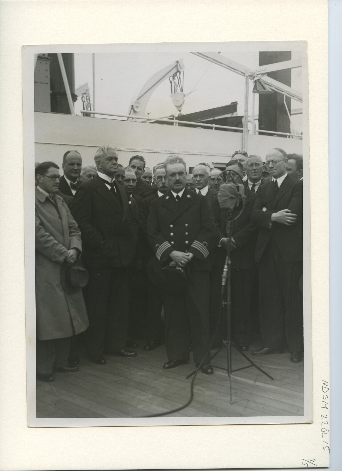 S.5444(1092)32; Foto van het vracht-passagiersschip ms. Bloemfontein tijdens de proefvaart: overdracht van het schip door NSM aan de rederij; foto