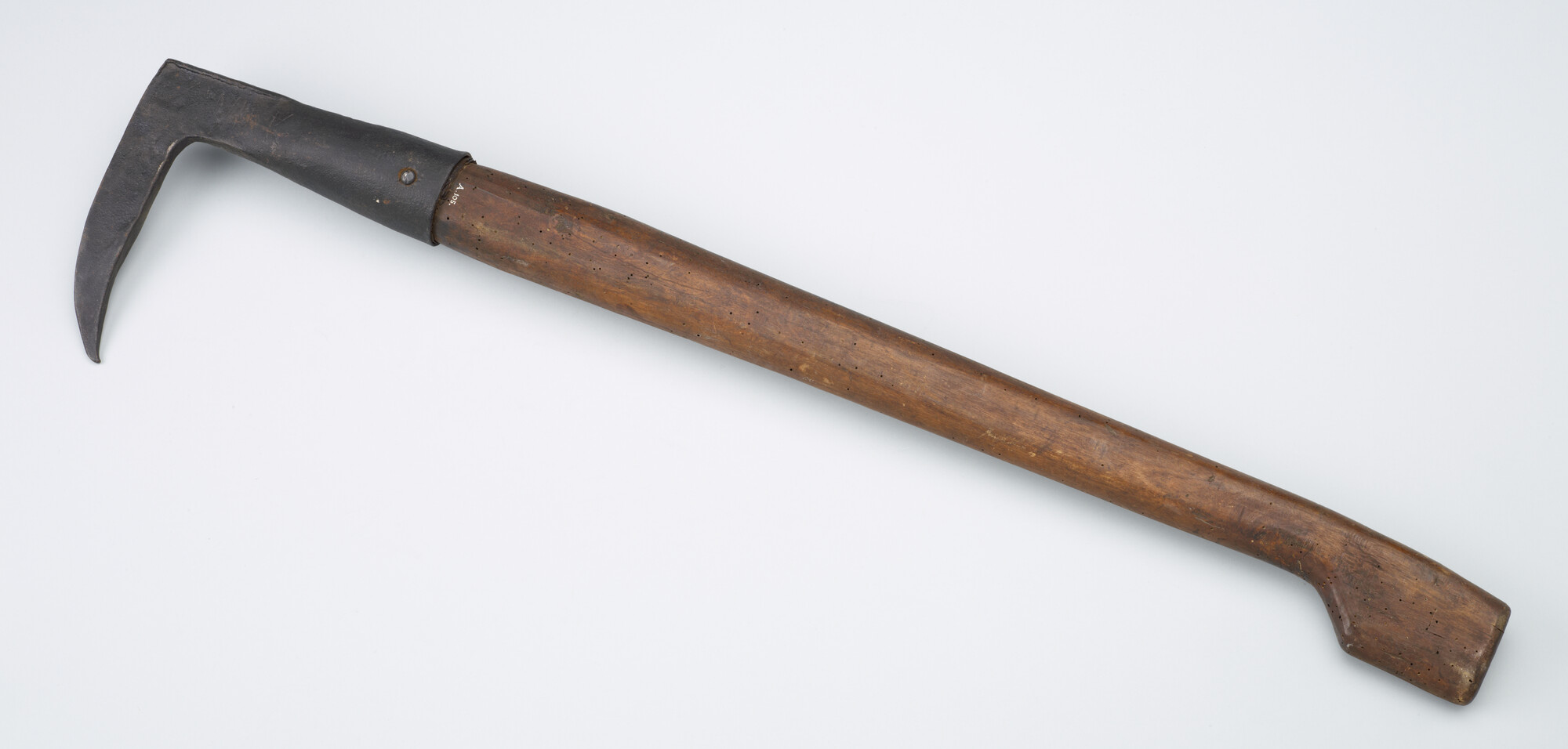 A.0105(10); Vlotterhaak met houten steel; haak (bevestigingsmiddel)