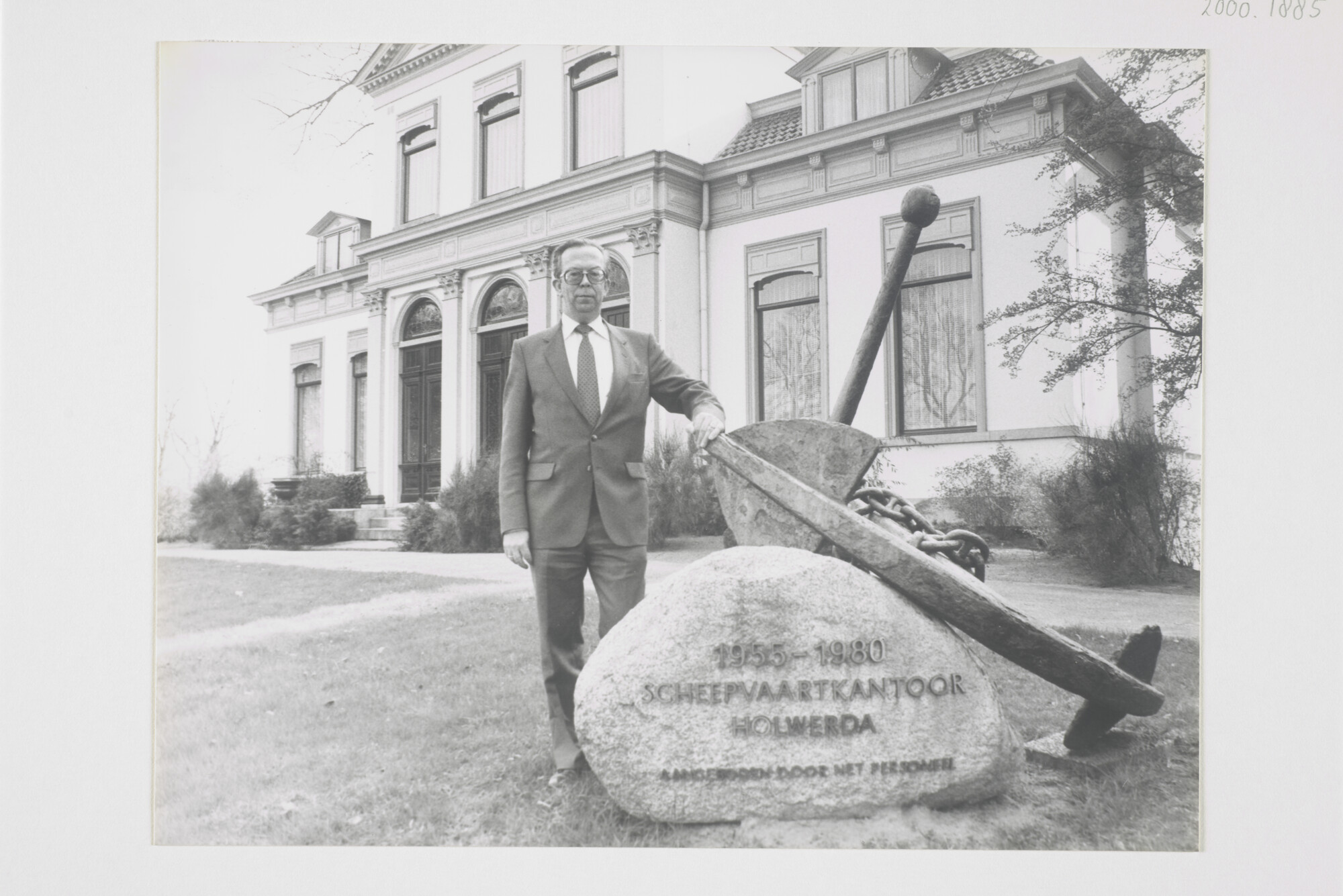 2000.1885; Eén van de broers Holwerda (Roelf) poseert voor het hoofdkantoor van [...]; foto