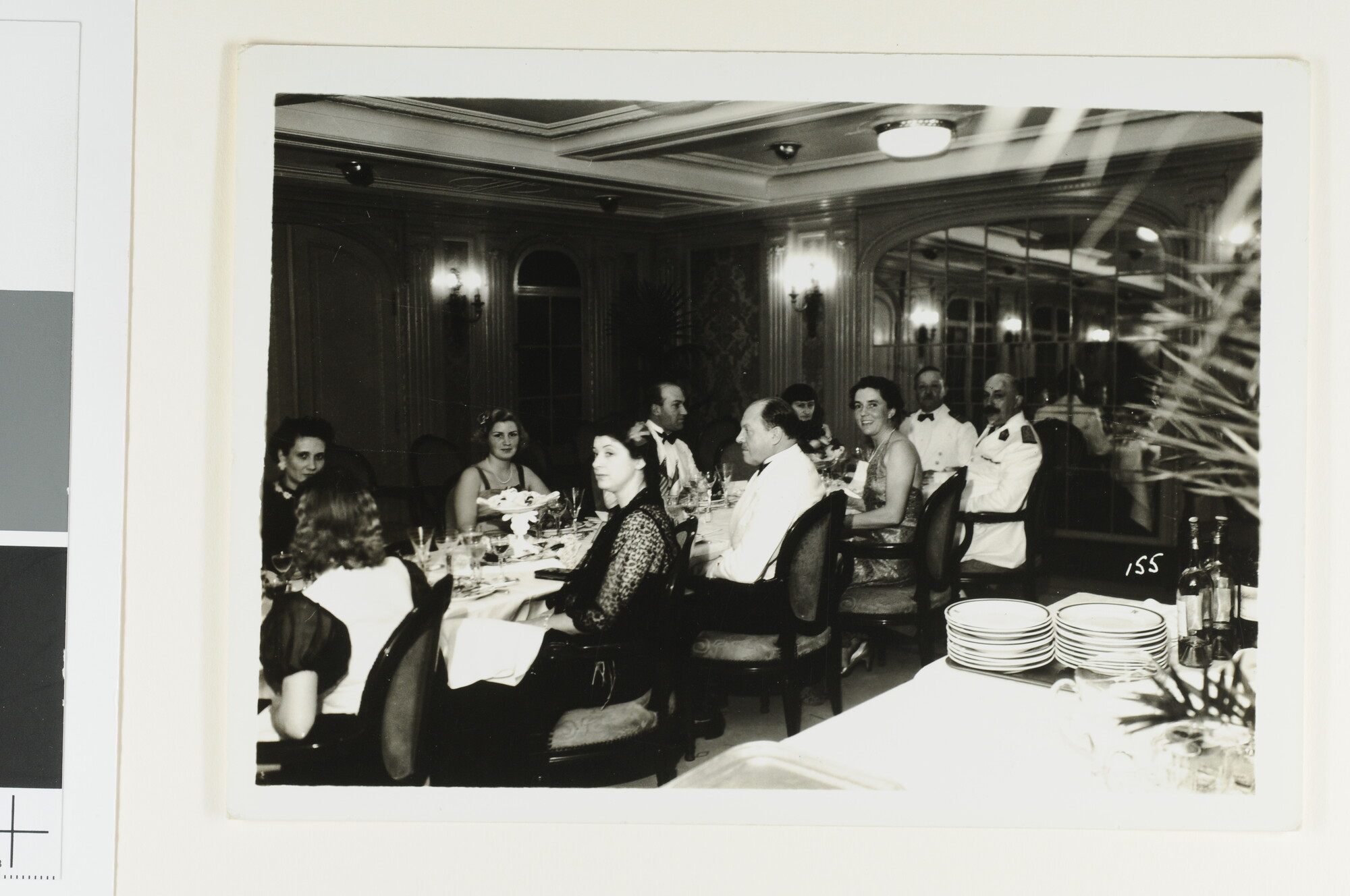 S.5647(149)07; Diner met de gouverneur van Martinique en kapitein G.J. Barendse aan boord van het ss. 'Statendam', 1938; foto