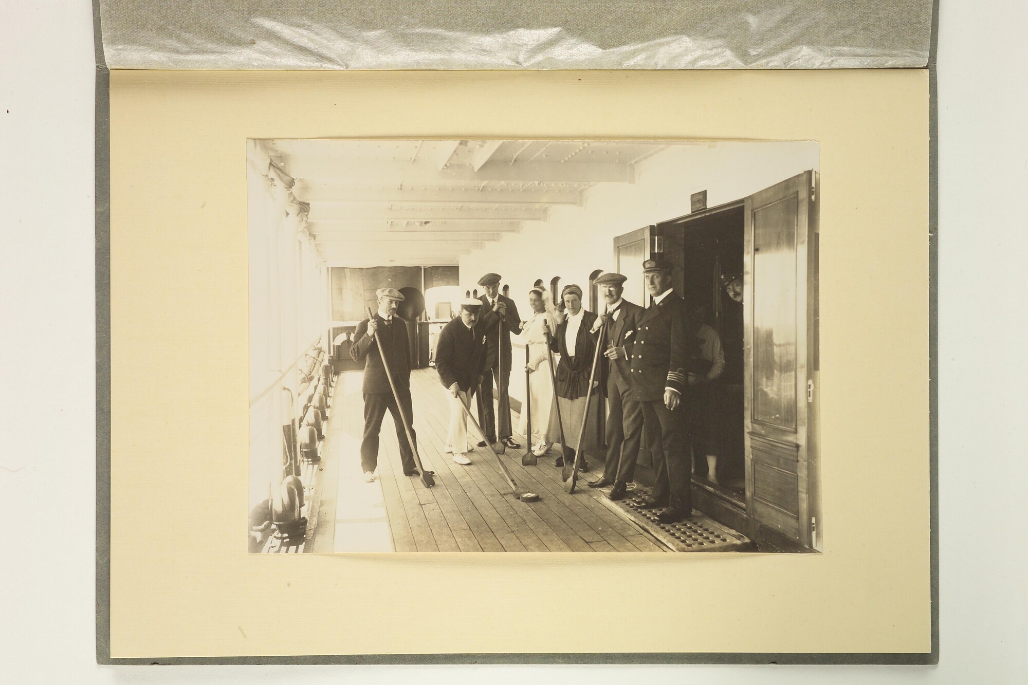 S.5679(01); Album van C.R. van Blijenburgh met foto's gemaakt tijdens reizen tussen 1901; fotoalbum