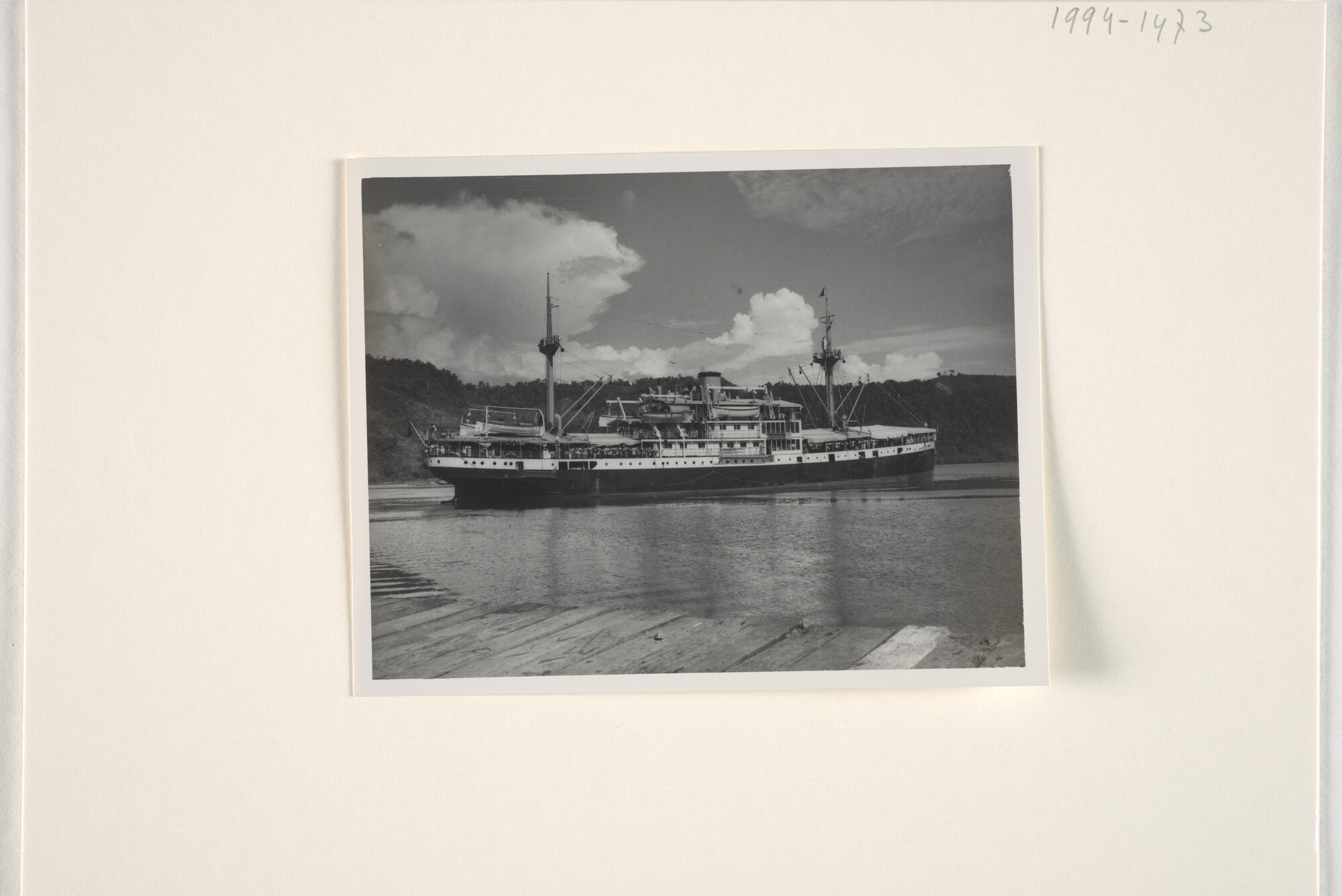 1994.1473; Het ms. 'Karossa' in een baai ergens in Indonesië; foto