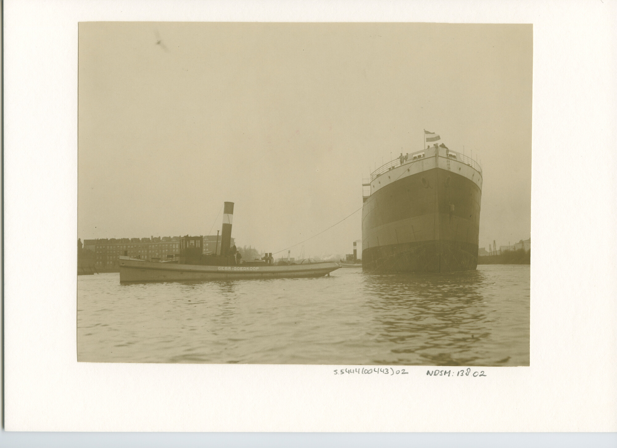 S.5444(00443)02; Foto van de tewaterlating van de kolenboot ss. 'Ombilin'; foto