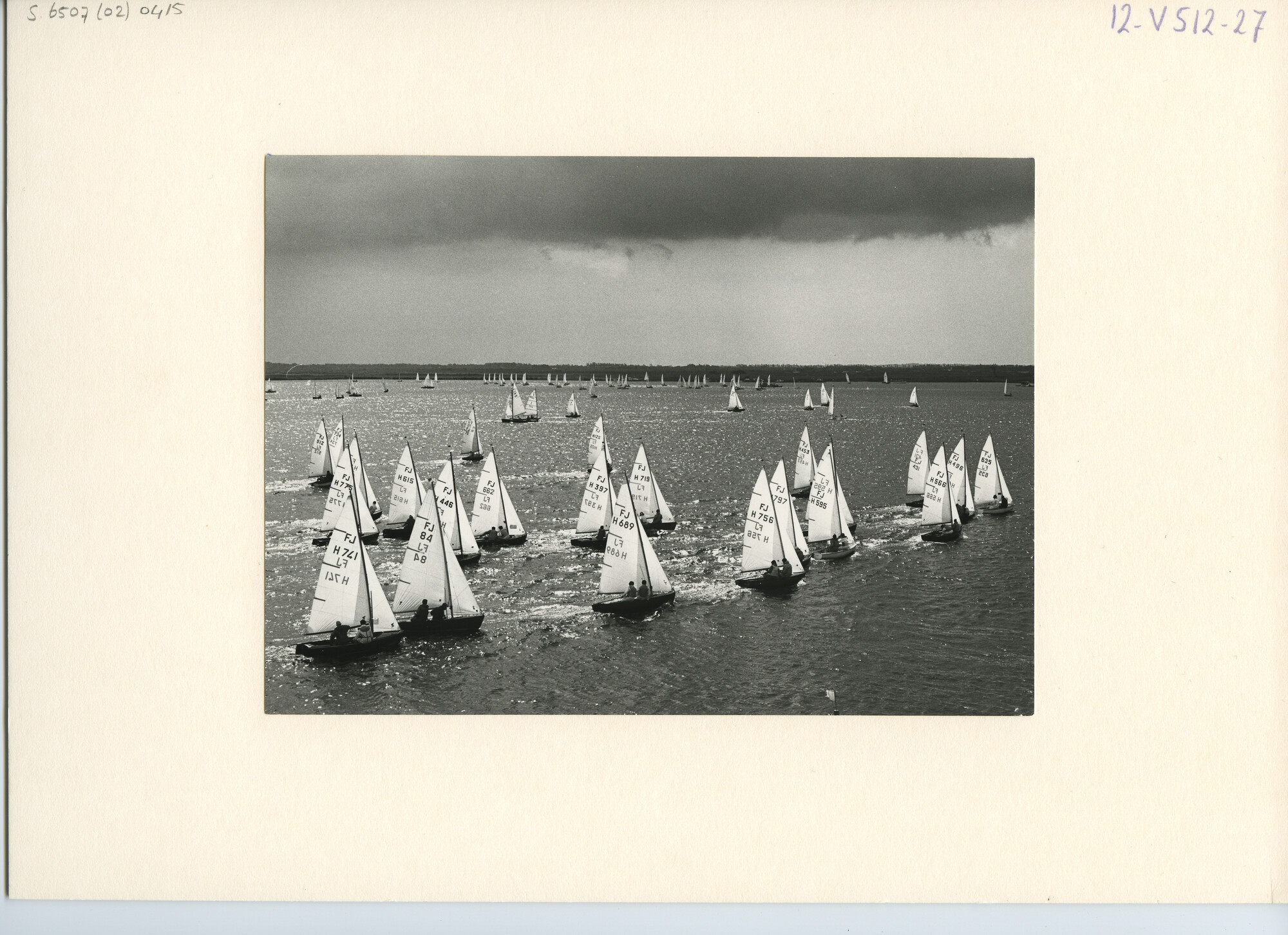 S.6507(02)0415.02; Zwart-wit foto van de Sneekweek 1967: start van de Flying Junior-klasse; foto
