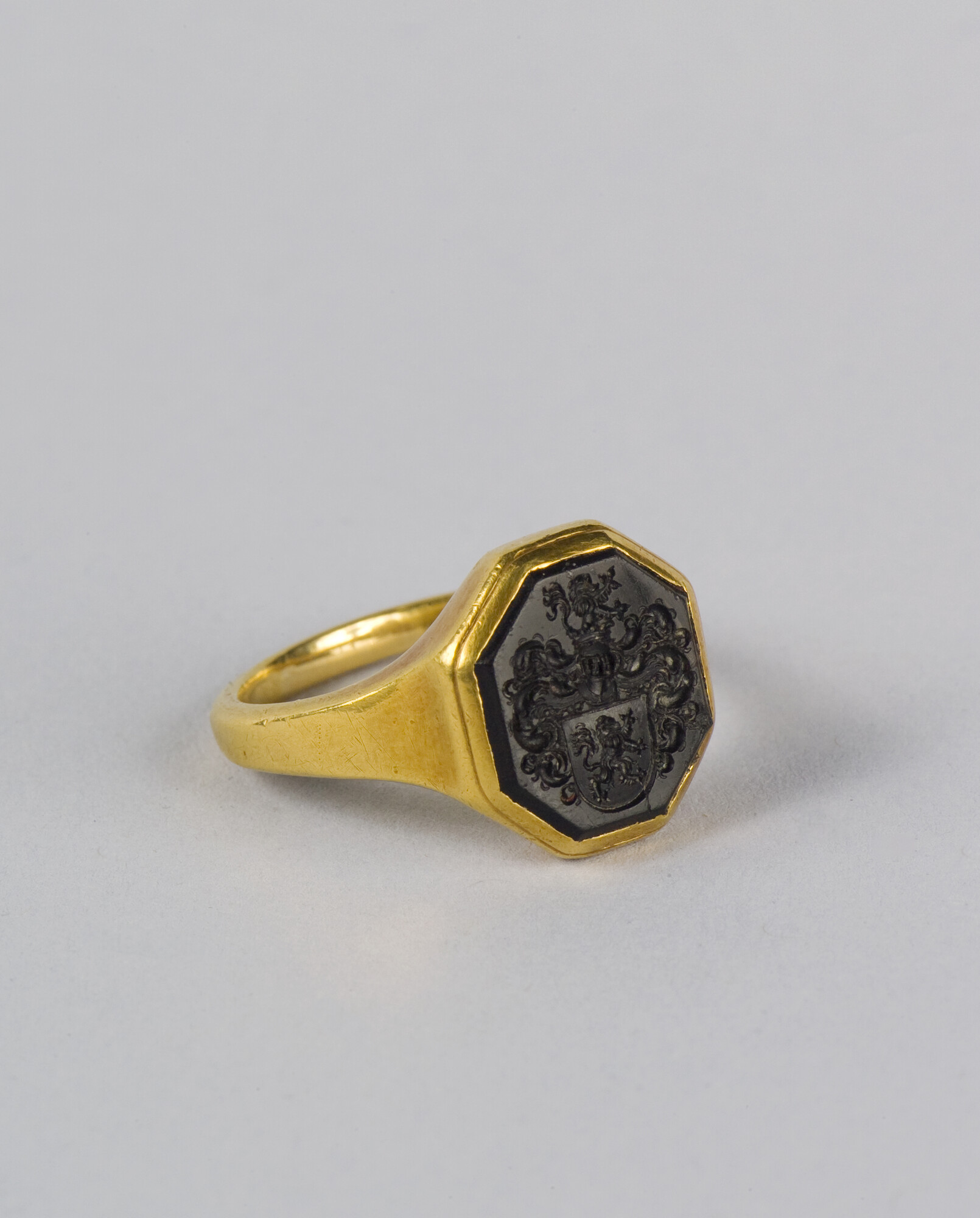 2022.1510; Gouden zegelring van admiraal Jacob van Heemskerck; ring