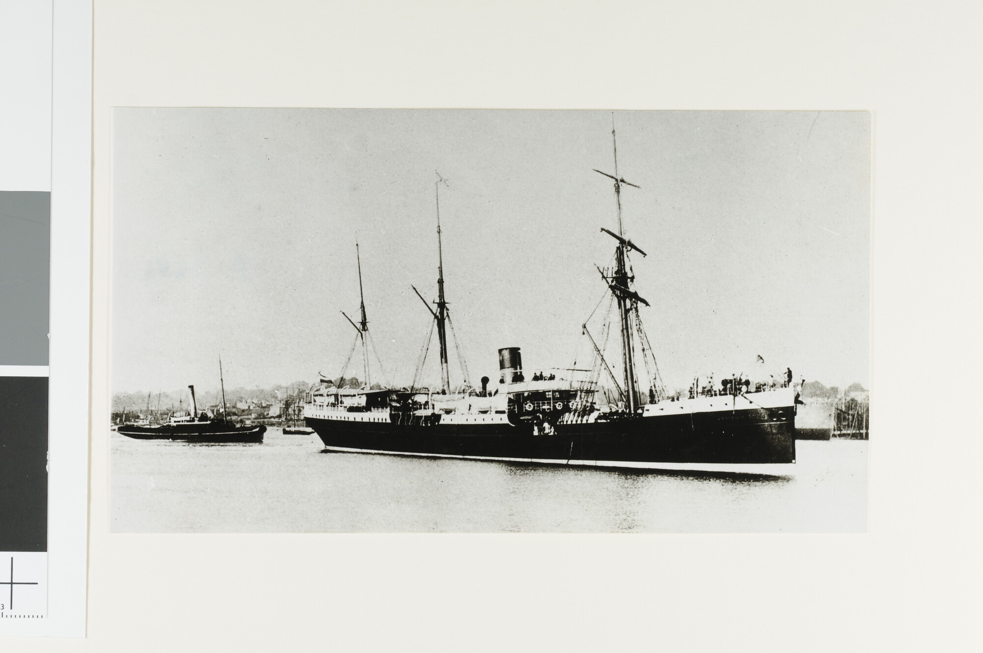 A.4253(08); Het mailschip ss. 'Koningin Emma' van de Stoomvaart Maatschappij Java bij het vertrek uit Engeland; foto