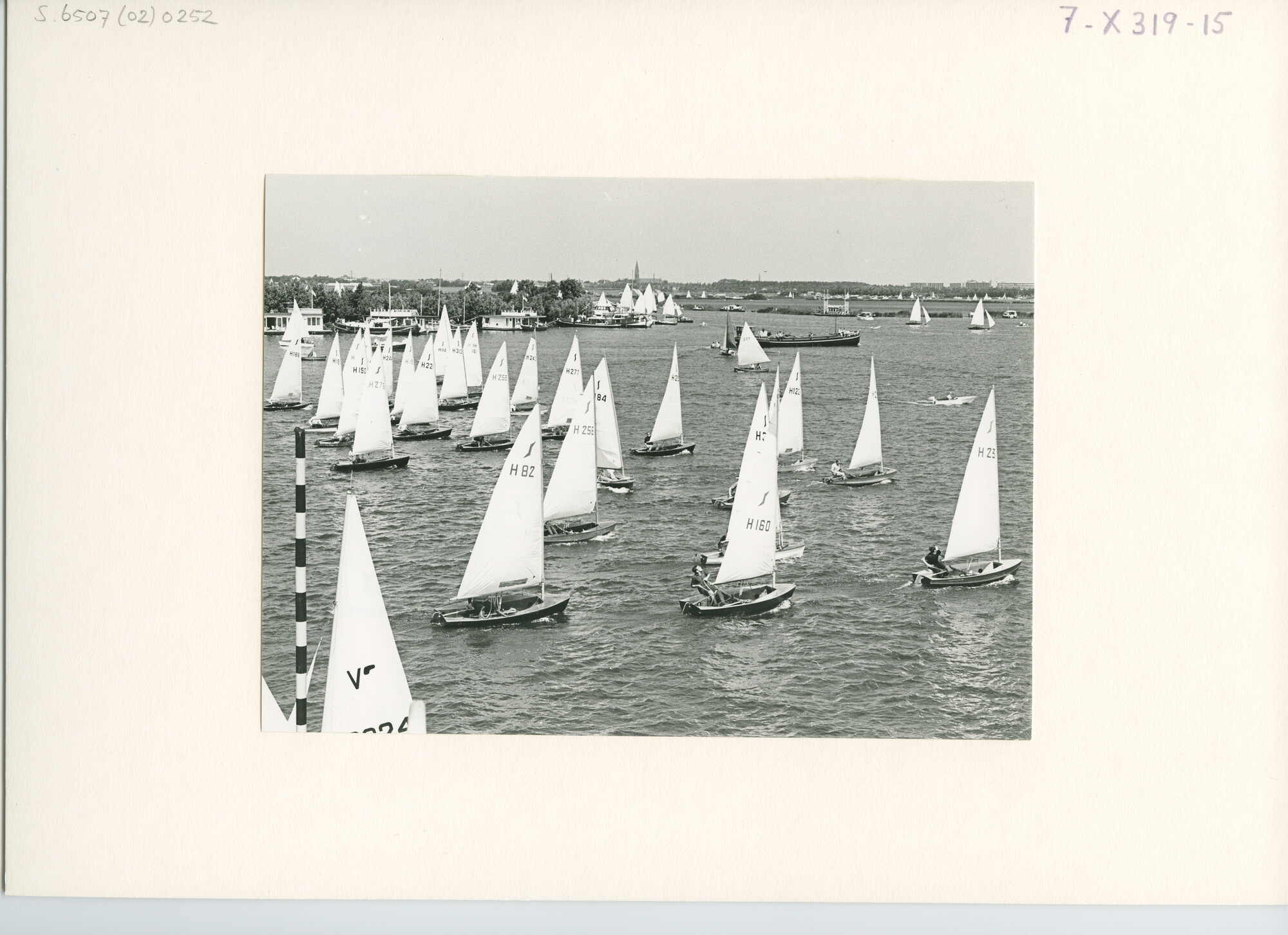 S.6507(02)0252.01; Zwart-wit foto van de Solo-klasse A tijdens de Kaagweek 1969; foto