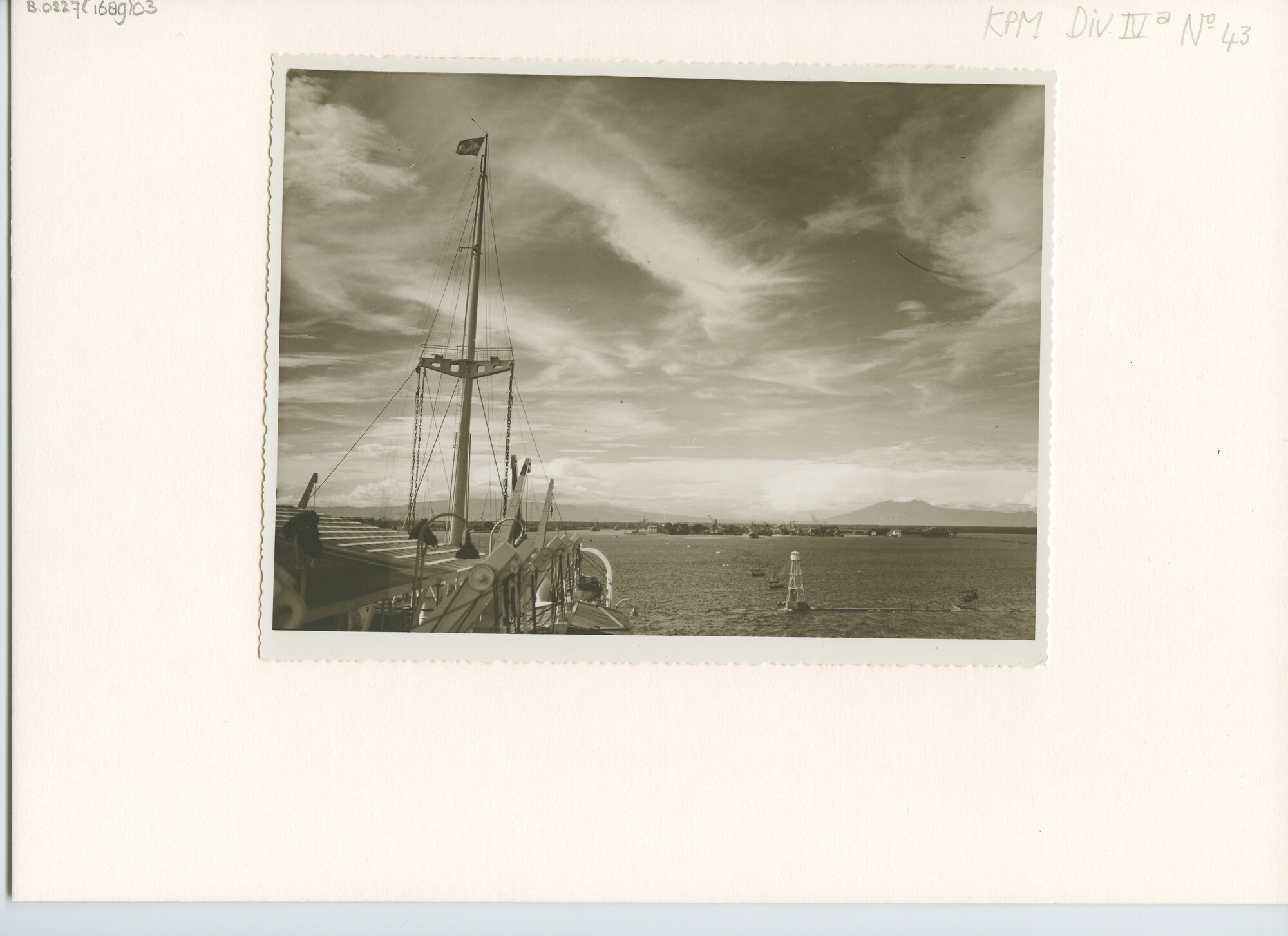 B.0227(1689)03; Foto van rondvaart van het personeel, vermoedelijk op het schip "Boissevain"; foto