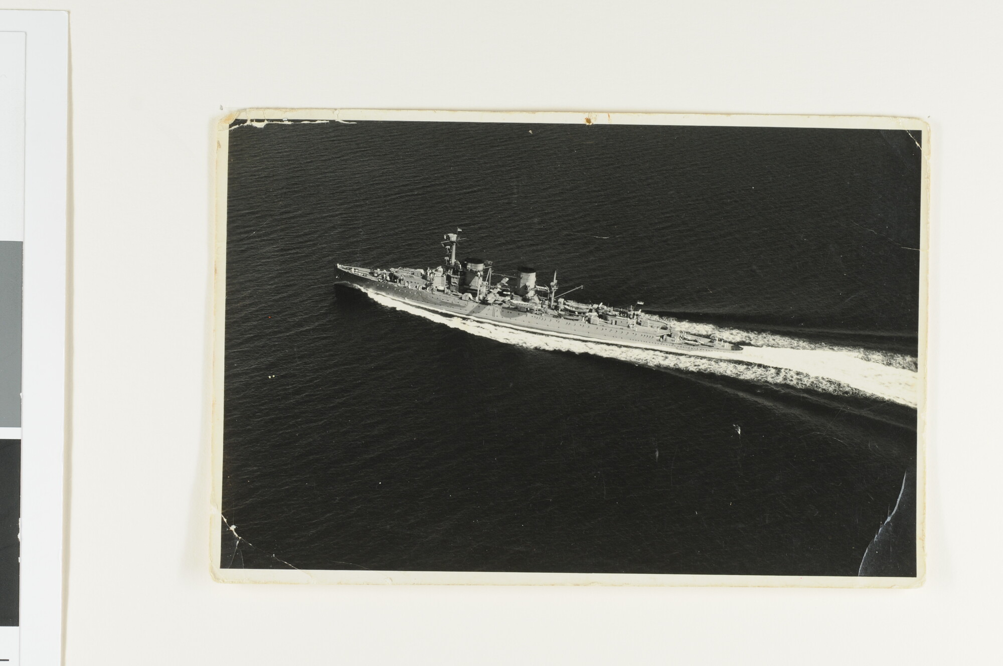 S.6281(22); Een luchtfoto van de kruiser Hr.Ms. 'Java'; foto