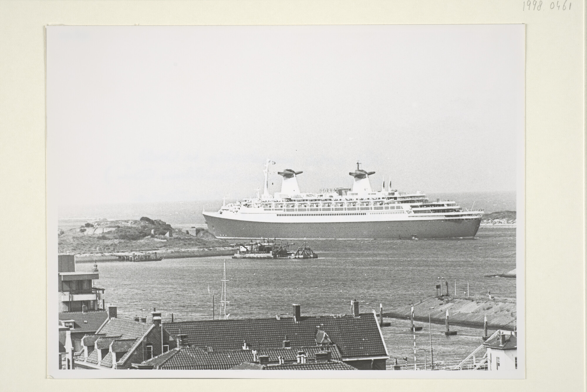 1998.0461; Het Noorse cruiseschip ss. Norway (ex- France) van de Norwegian [...]; foto