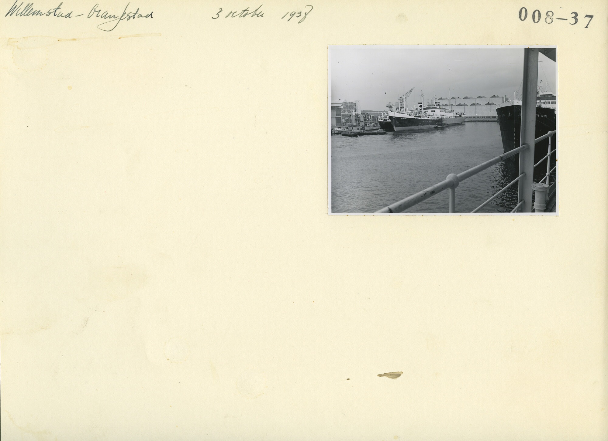 S.5444(3191)1; Foto van vracht-passagiersschepen ms. Willemstad en ms. Oranjestad van de KNSM; foto