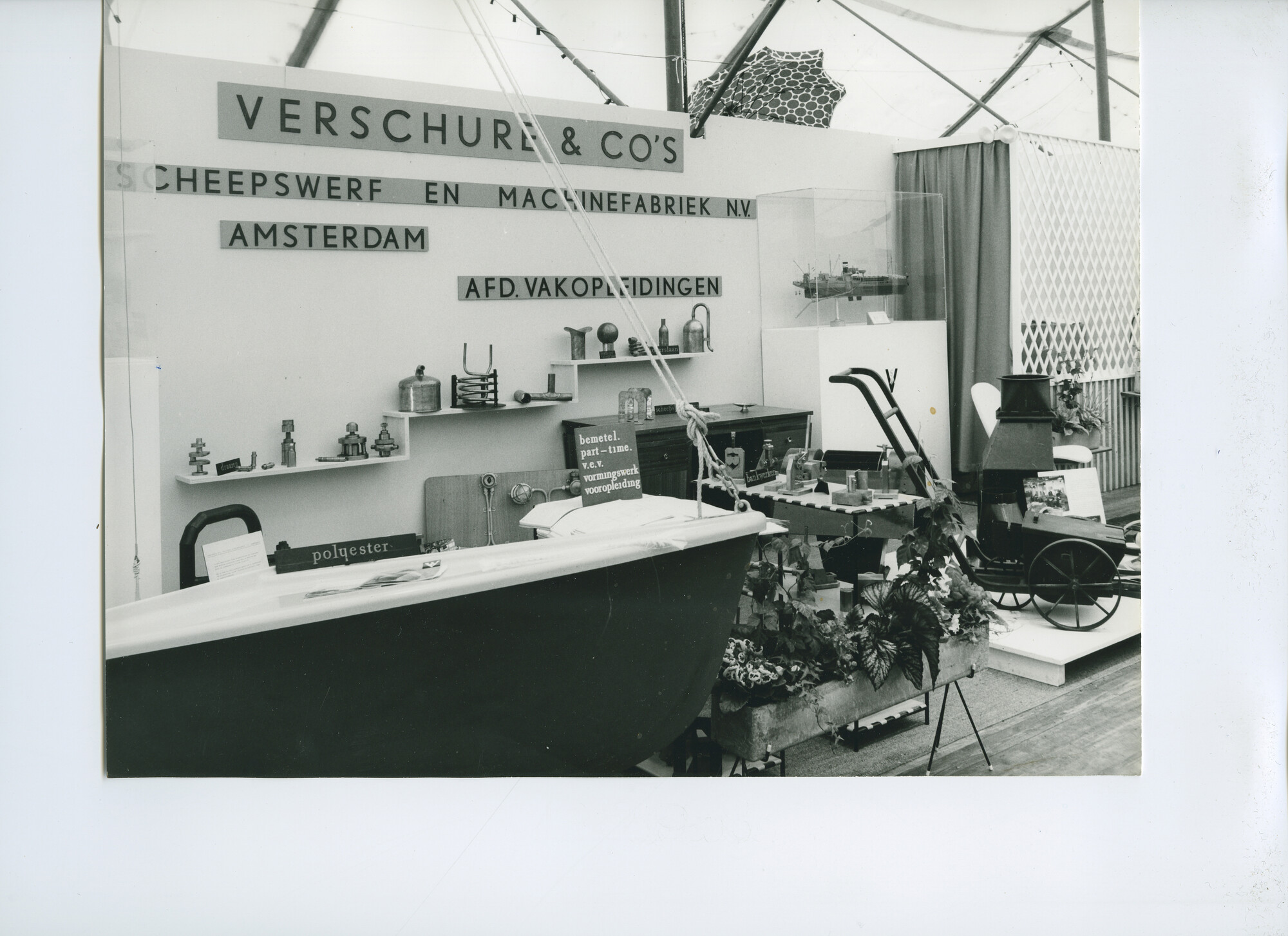 S.5621(01)0975; Foto van tentoonstelling.; foto