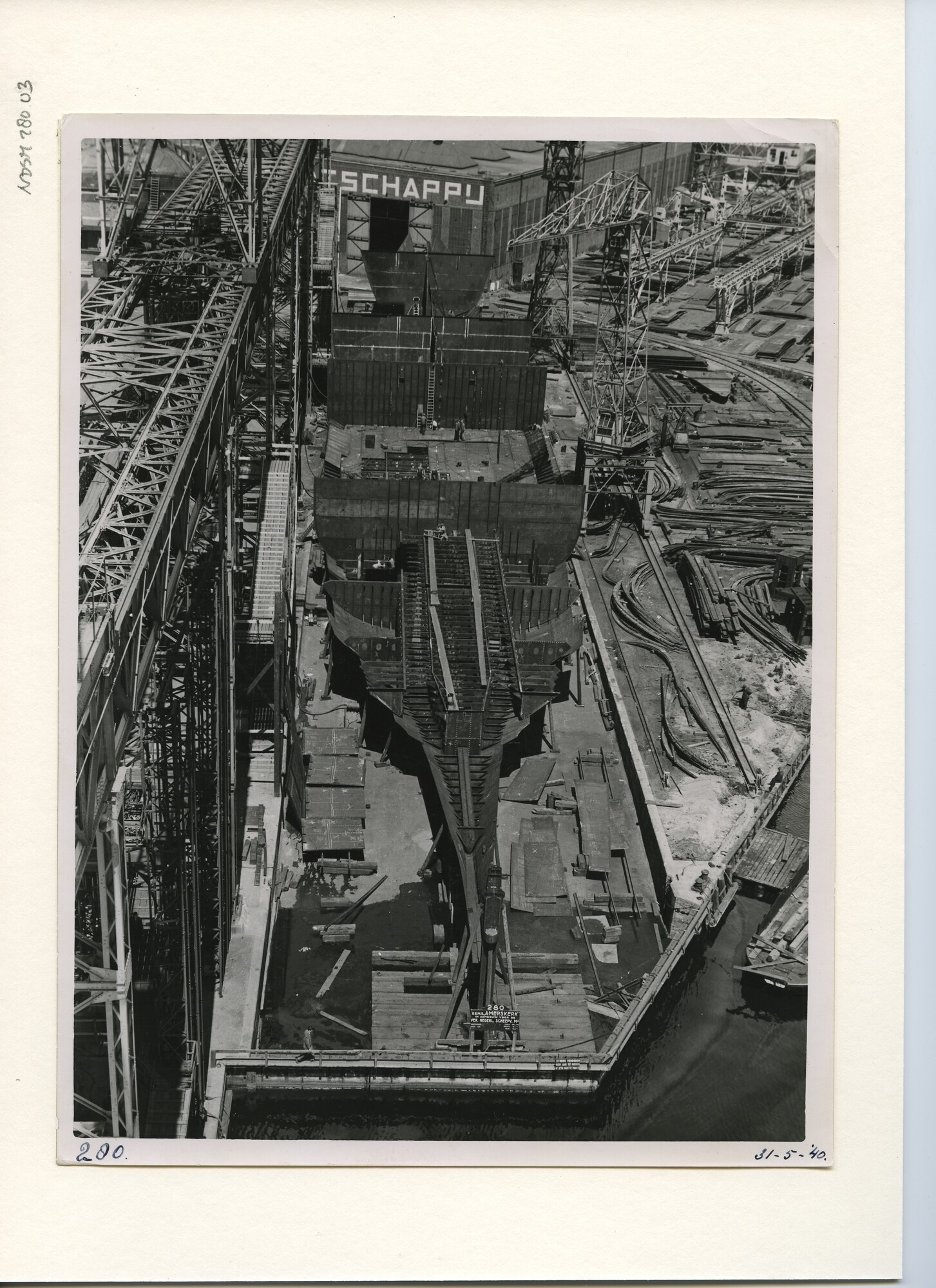 S.5444(1575); Foto van het vrachtschip ms. Amerskerk in aanbouw bij de NSM; foto