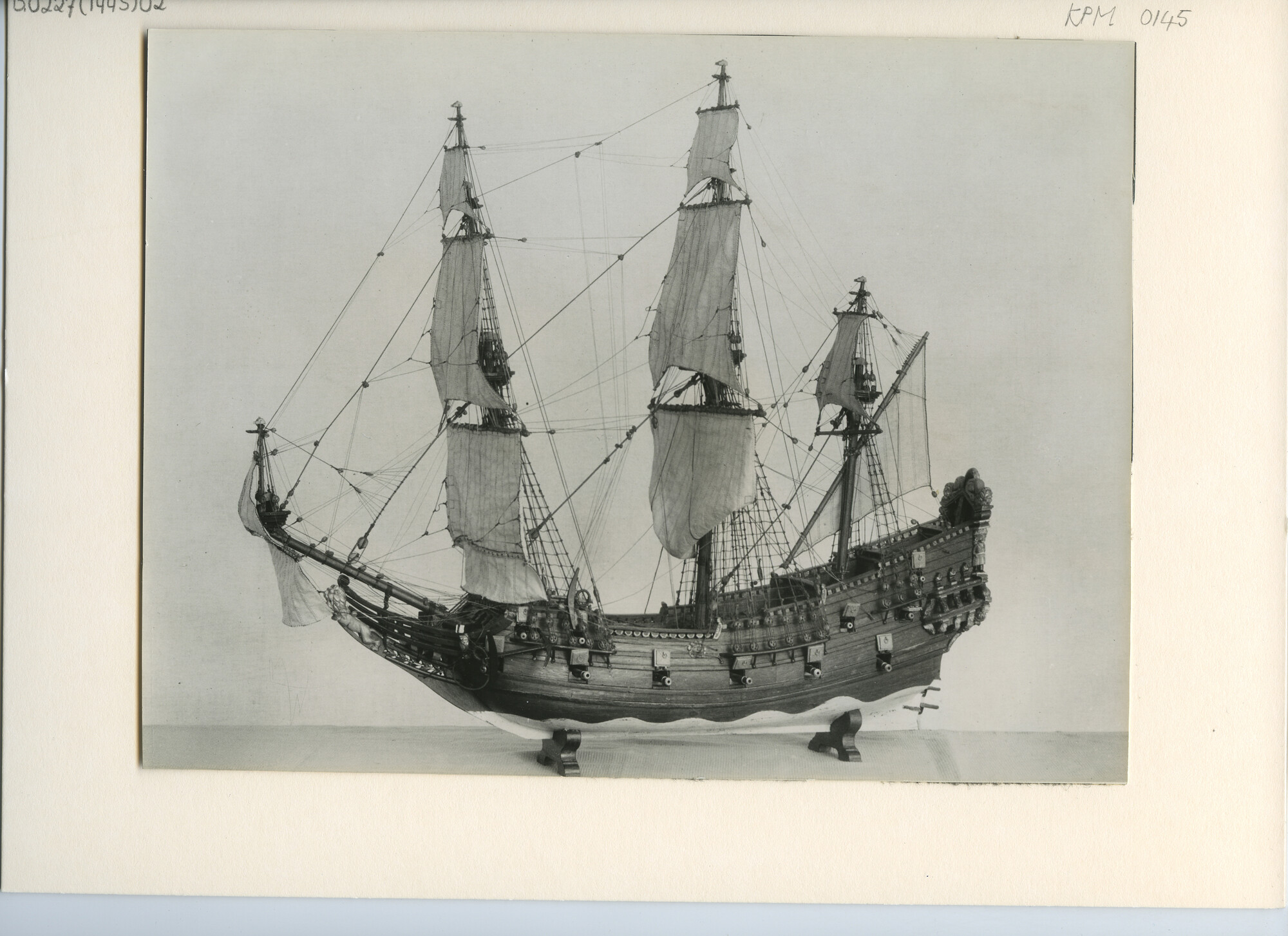 B.0227(1445)02; Foto van een scheepsmodel van de pinas Drommedaris; foto