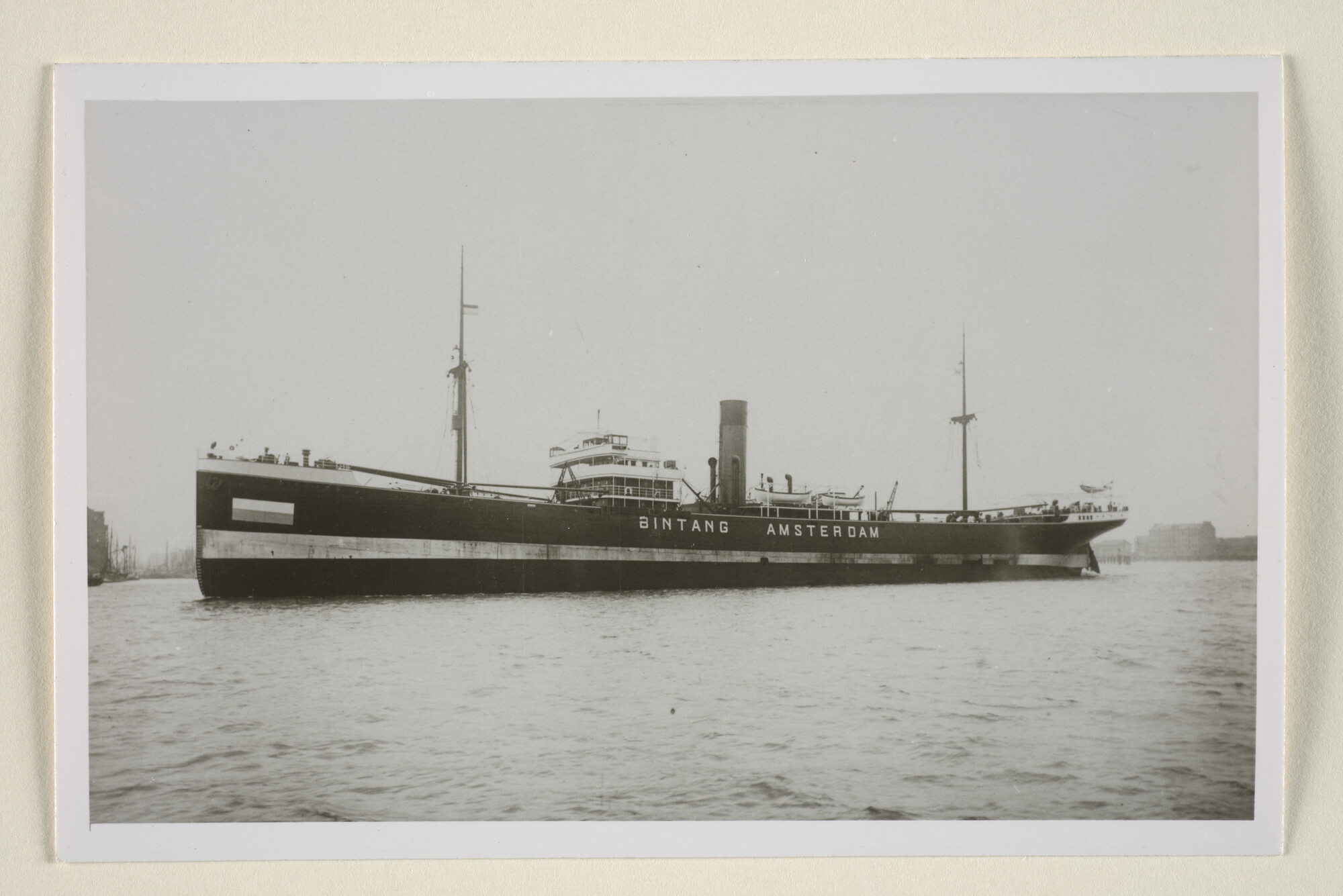 1995.1761; Het vrachtschip ss. Bintang van de SMN op het IJ in Amsterdam; foto