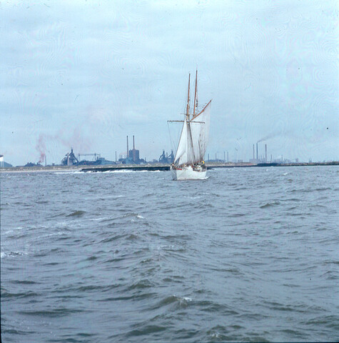 S.9100(4170); Dia van de Zweedse 2-mast gaffelschoener Falken bij een bezoek aan de haven van Amsterdam [...]; diapositief