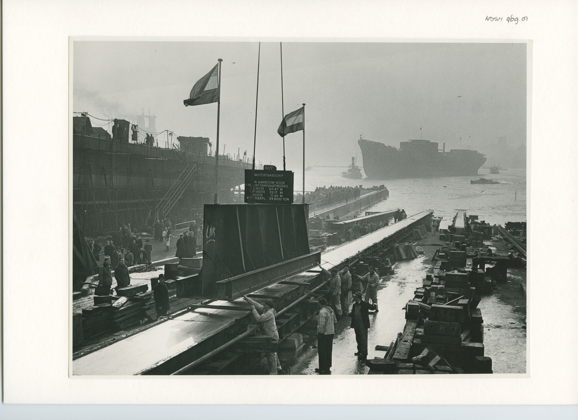 S.5444(2628); Foto van de kiellegging van de tanker ms. Keizerswaard van de NV Vereenigde Nederlandse Tankvaart Rederij bij de NDSM; foto