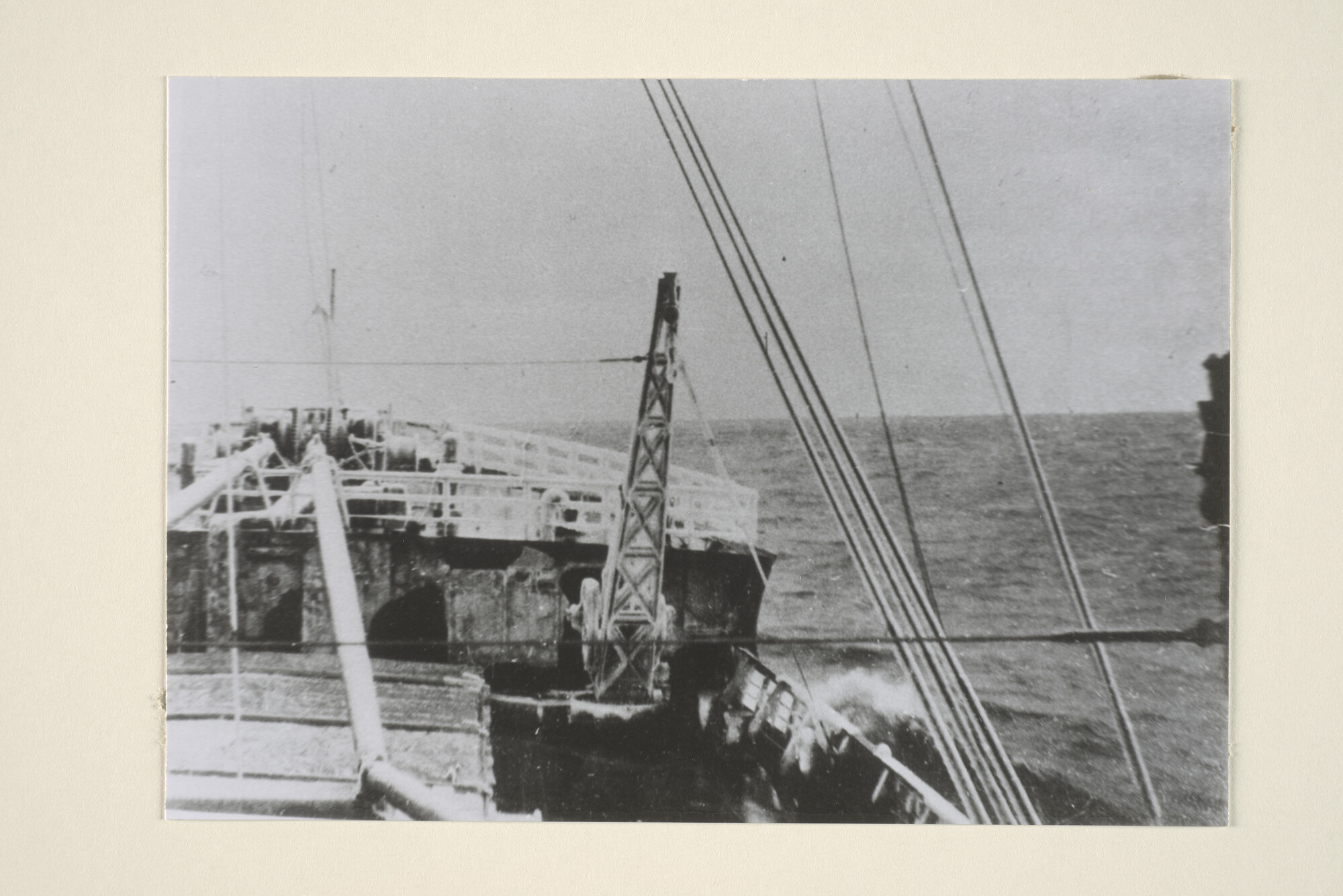 1995.4977; Gezicht op het voordek van het vrachtschip ss. 'Moena' van de SMN op de reis van Vancouver naar Yokohama, februari 1924; foto