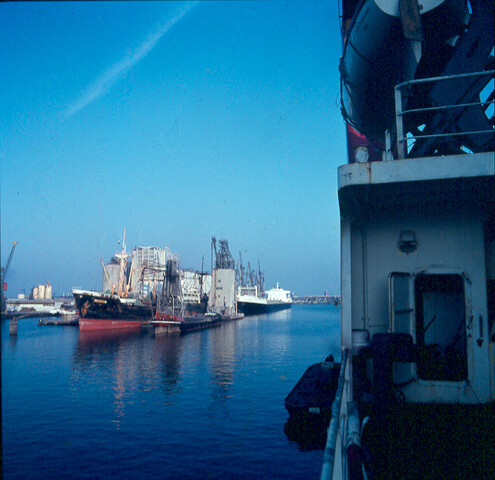 S.9100(4612); Dia van het Noorse LASH-schip ms. Arcadia Forest in de Vlothaven te [...]; diapositief