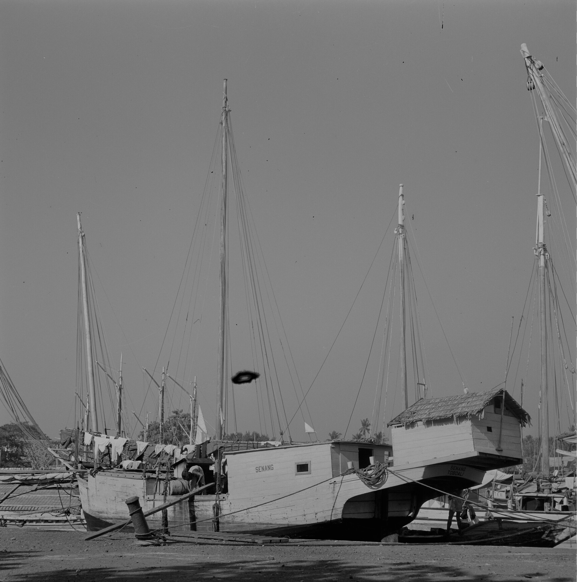 2015.3377; Negatief van de vissersboot Senang in de visserijhaven van Djakarta (Jakarta); negatief