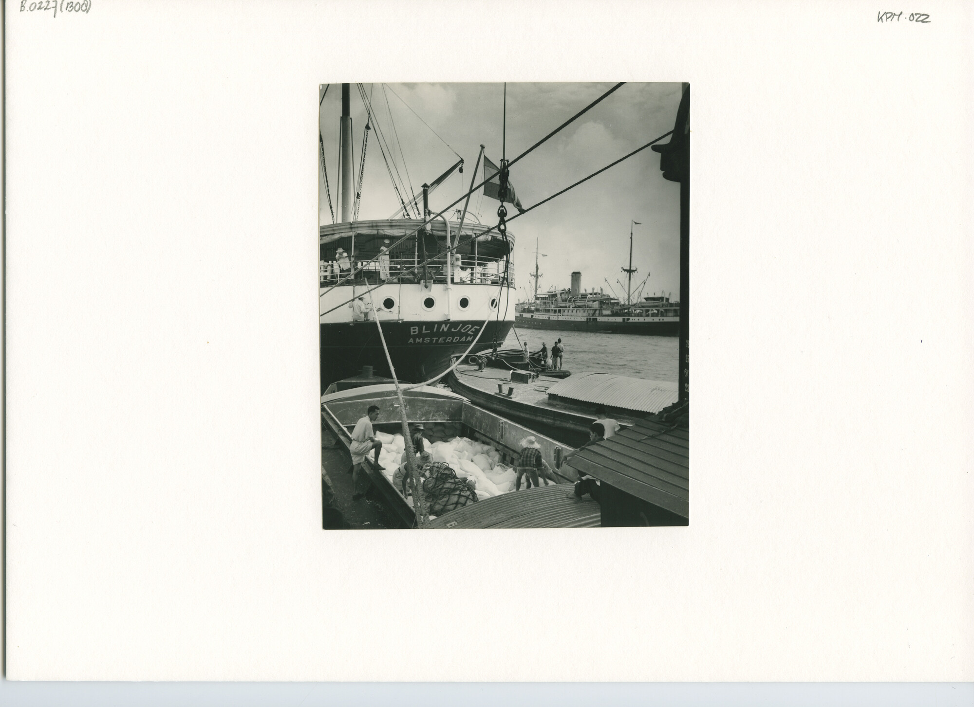 B.0227(1308)01; Foto van ss. Blinjoe en ss. Valentijn in de haven van Tandjong Priok; foto