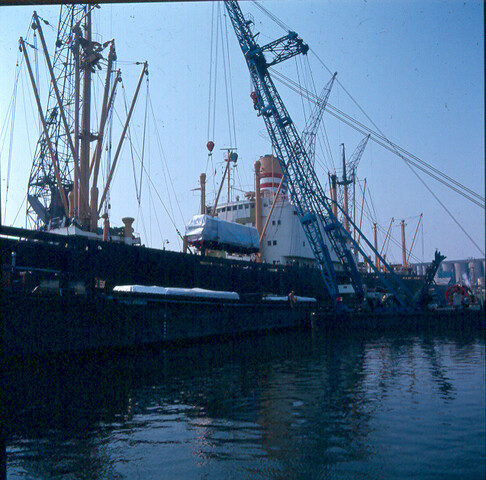 S.9100(8829); Dia van het Indonesische vrachtschip ms. 'Pratita' uit Jakarta; diapositief
