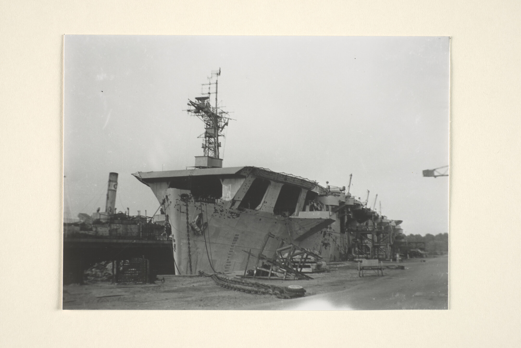 1994.7205; De 'escort-carrier' Hr.Ms. "Karel Doorman" (QH 1) kort na overname uit Engeland in het droogdok bij de werf van Wilton-Fijenoord te Schiedam; foto