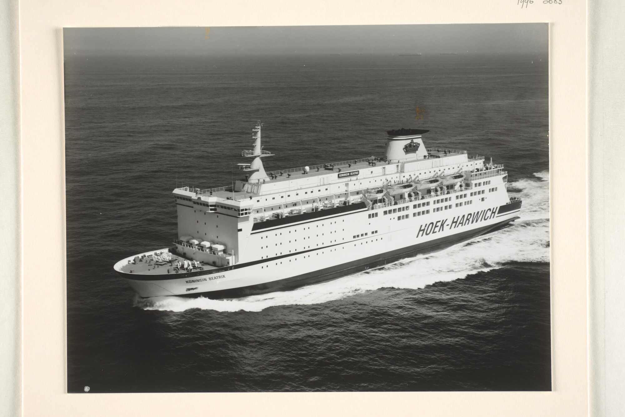 1996.0683; Een luchtfoto van de veerboot 'Koningin Beatrix' van de van de Stoomvaart Maatschappij Zeeland (Sealink) [...]; foto