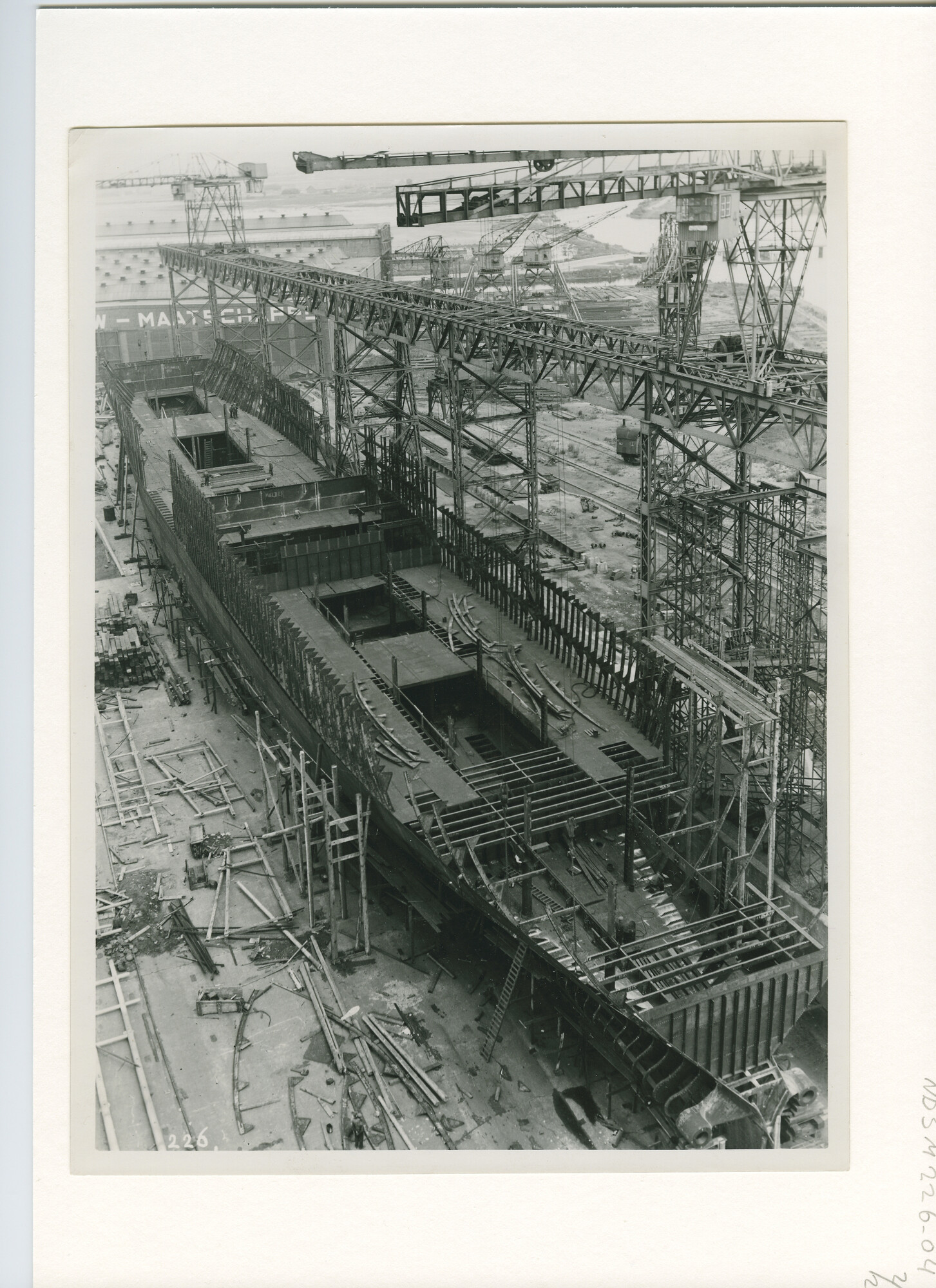 S.5444(1048)05; Foto van het vrachtschip ms. Aagtekerk in aanbouw bij de NSM, Amsterdam; foto