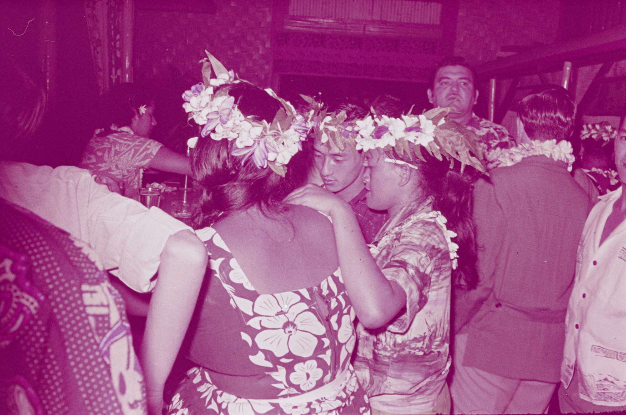 2015.0666; Dia van een dansfeest op Tahiti; diapositief