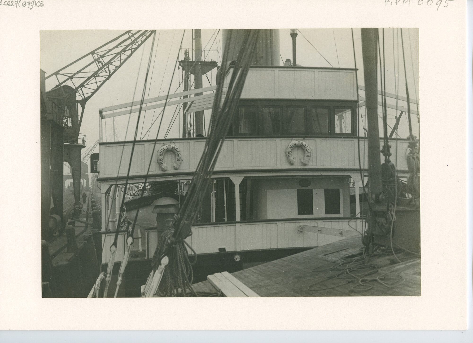 B.0227(1379)03; Foto genomen a/b ss. Sigli voor het vertrek naar Indië; foto