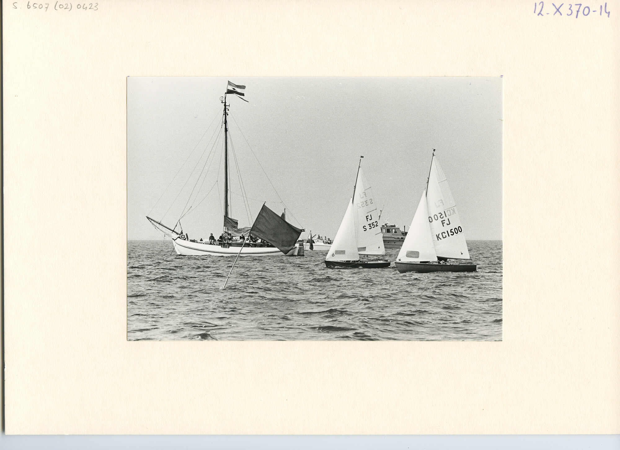 S.6507(02)0423.05; Zwart-wit foto van het Wereldkampioenschap Flying Junior 1969 voor Muiden; foto