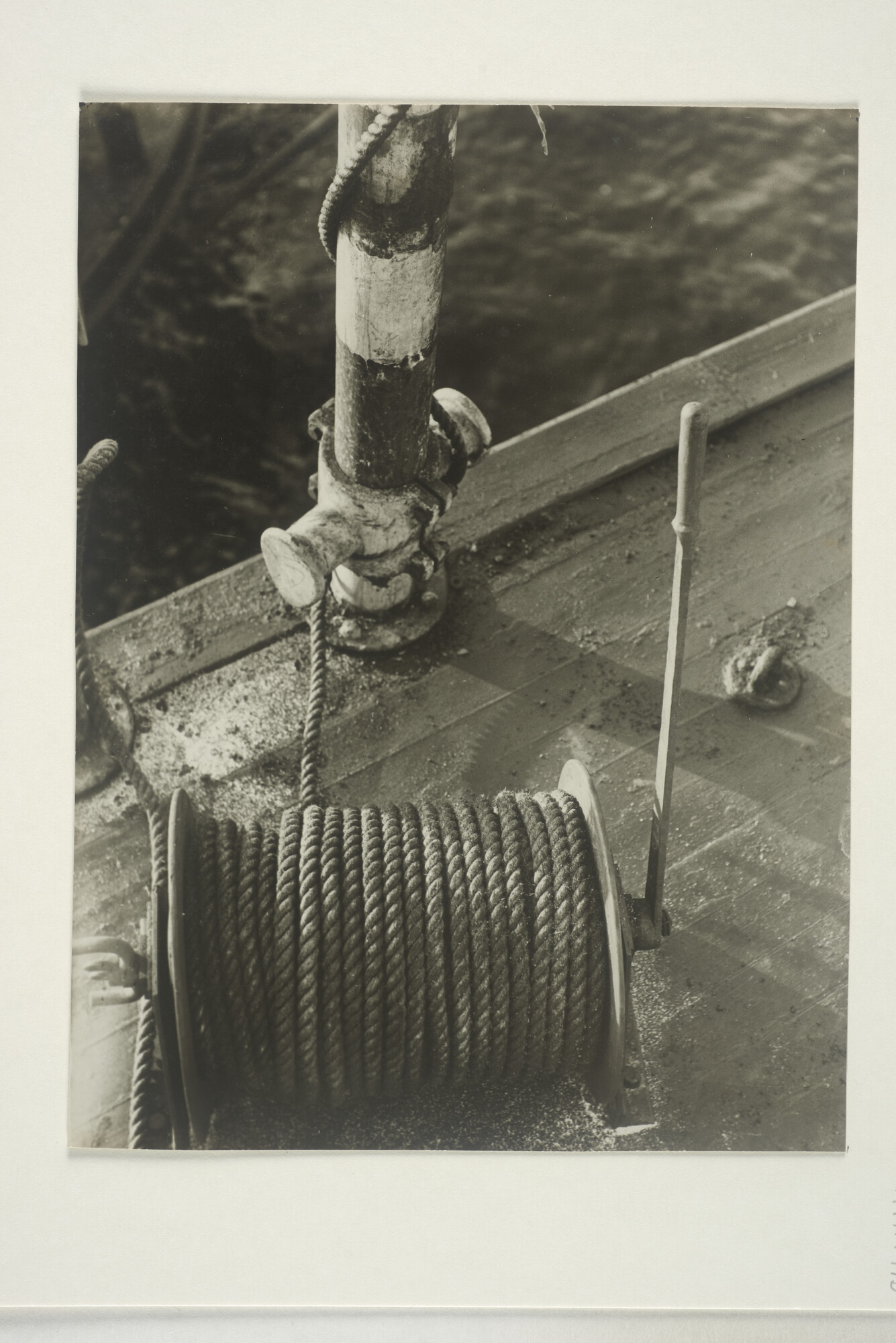 1999.1415; Foto's van de opstelling van een davit en trossenrol met rem aan boord van ss. Crijnssen van de KNSM; fotoreportage