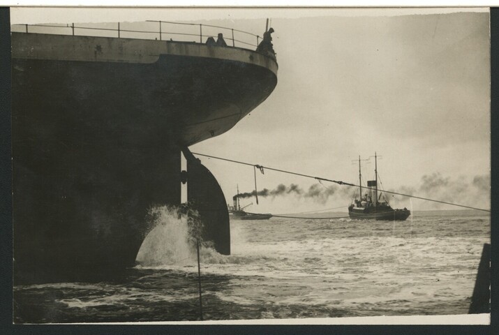 1990.0037; Stranding en berging op de zeedijk bij Den Helder van het Griekse vrachtschip [...]; prentbriefkaart-serie