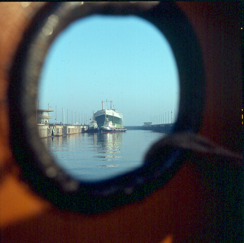 S.9100(1151); Dia van de Noordersluis in IJmuiden, tanker 'Anneliese' gezien door kluisgat; diapositief