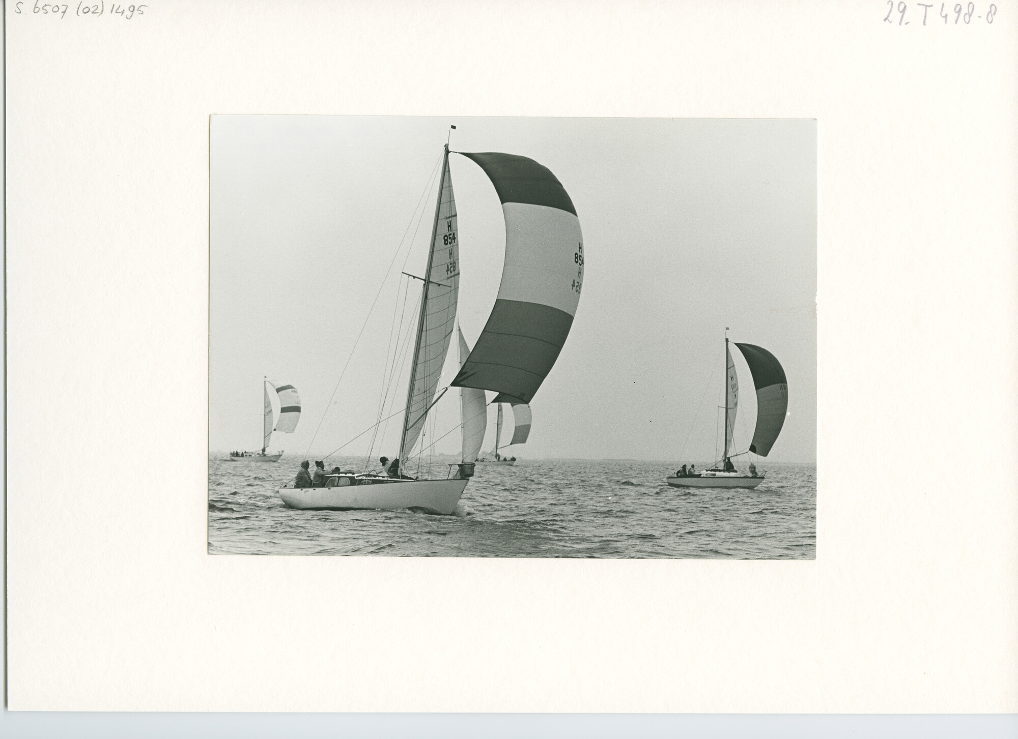 S.6507(02)1495.02; Zwart-wit foto van RORC-gemeten jachten onder spinnaker in een wedstrijd van de Hollandweek II 1966; foto