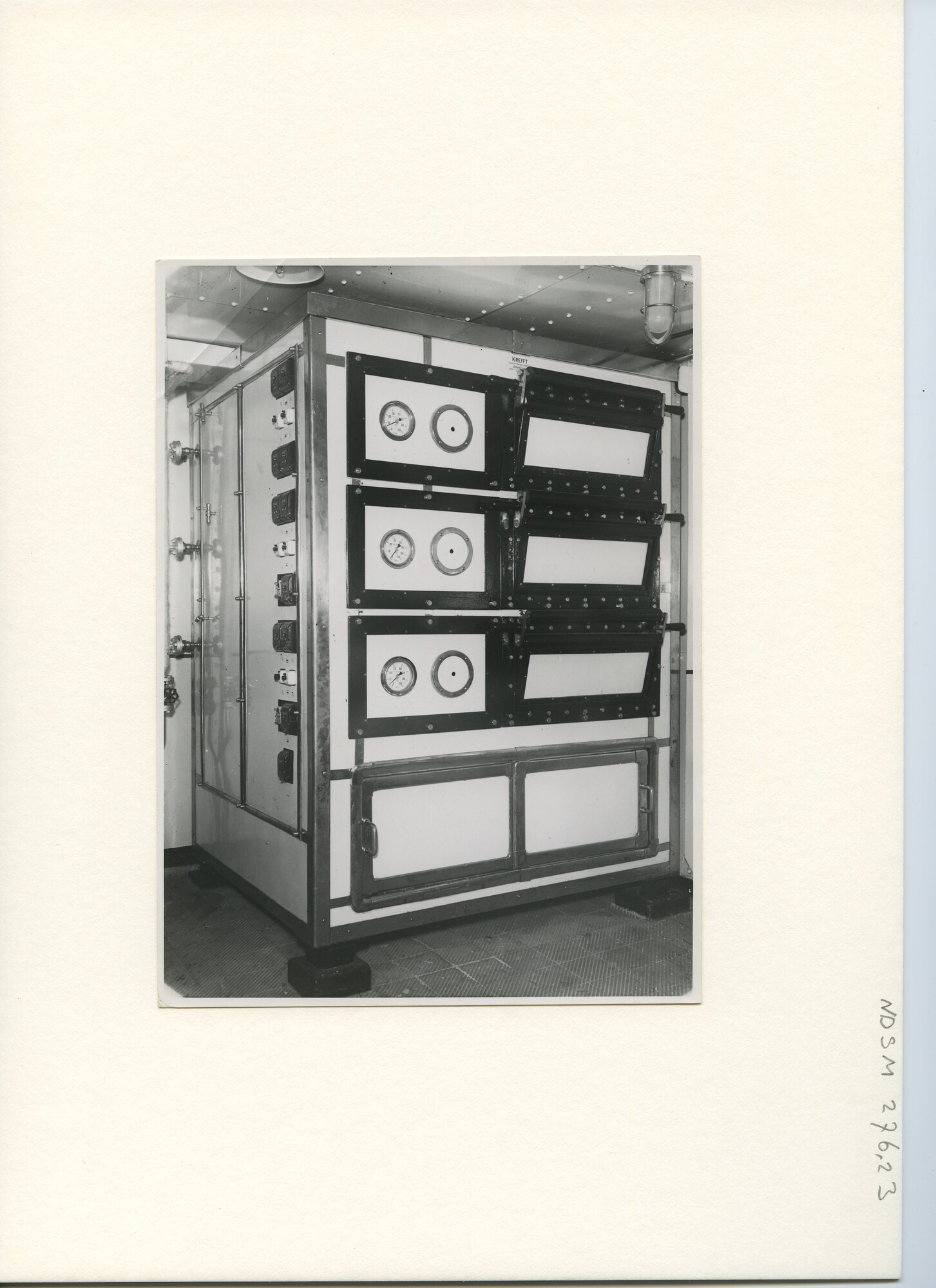 S.5444(1518)04; Interieurfoto van de machinekamer van het passagiersschip tes Viacheslav Molotov; foto