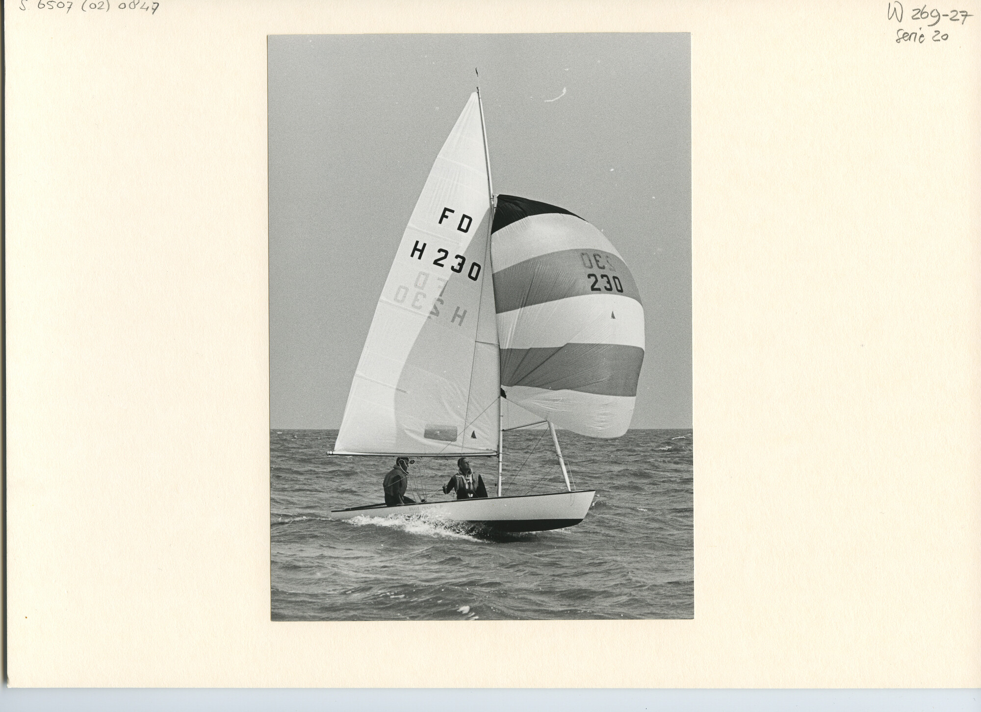S.6507(02)0847.01; Zwart-wit foto van de FD nummer 230 in actie op de golven van het IJsselmeer; foto